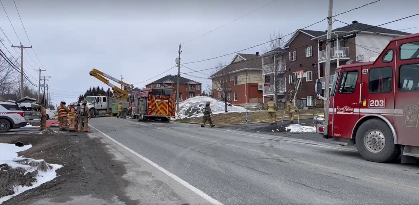 Un incendie a éclaté dans un bloc appartements du chemin Dion à Sherbrooke, jeudi après-midi.