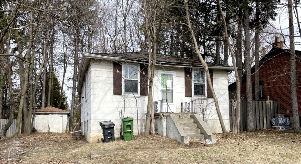 Un homme de Toronto, dont les voisins ont disparu depuis huit ans et laissé leur maison complètement abandonnée, dit en avoir assez de vivre à côté d'une propriété complètement désolée.