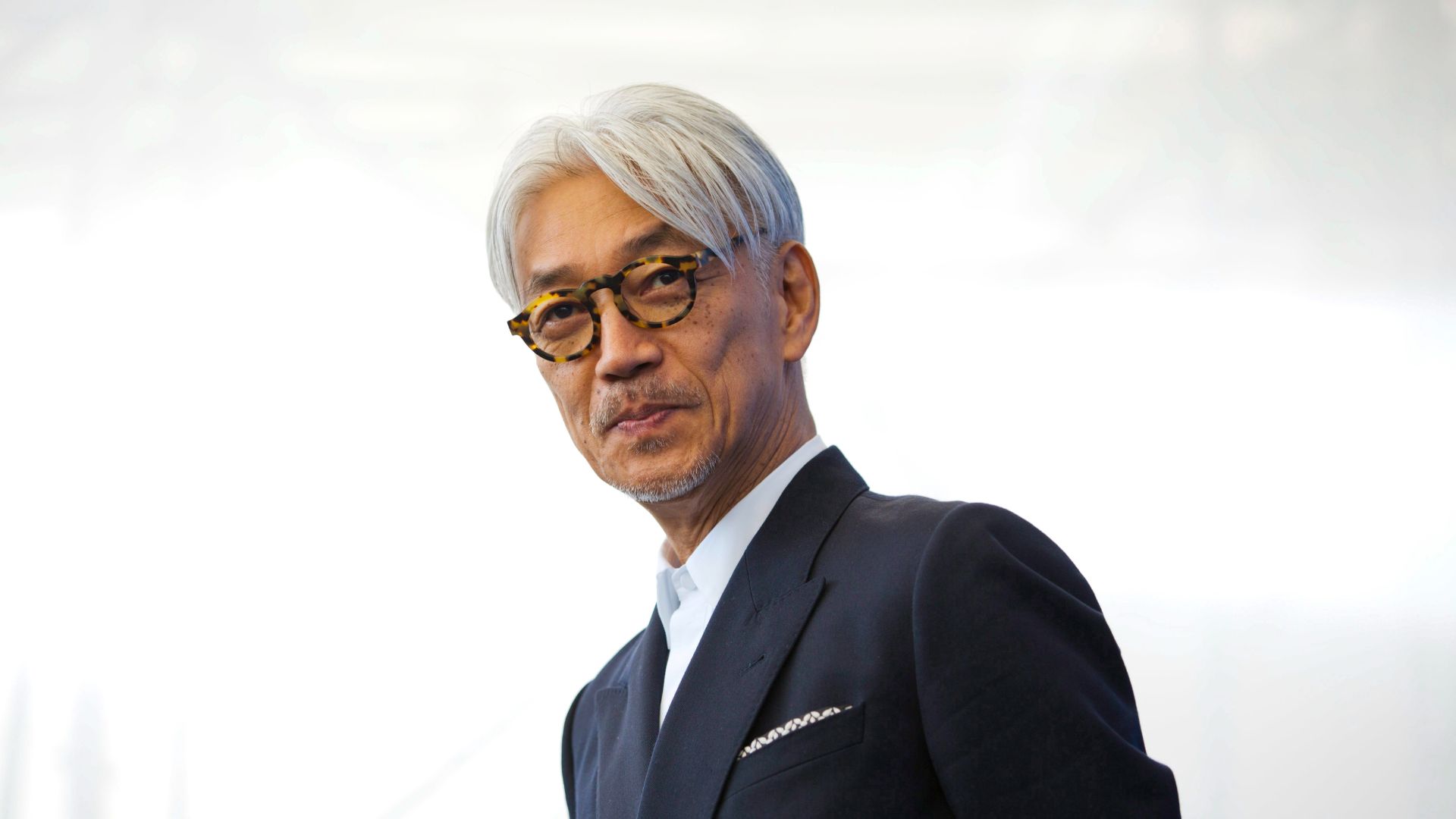 La maison de disques japonaise Avex a déclaré dimanche dans un communiqué que M. Sakamoto était décédé le 28 mars alors qu'il suivait un traitement contre le cancer.