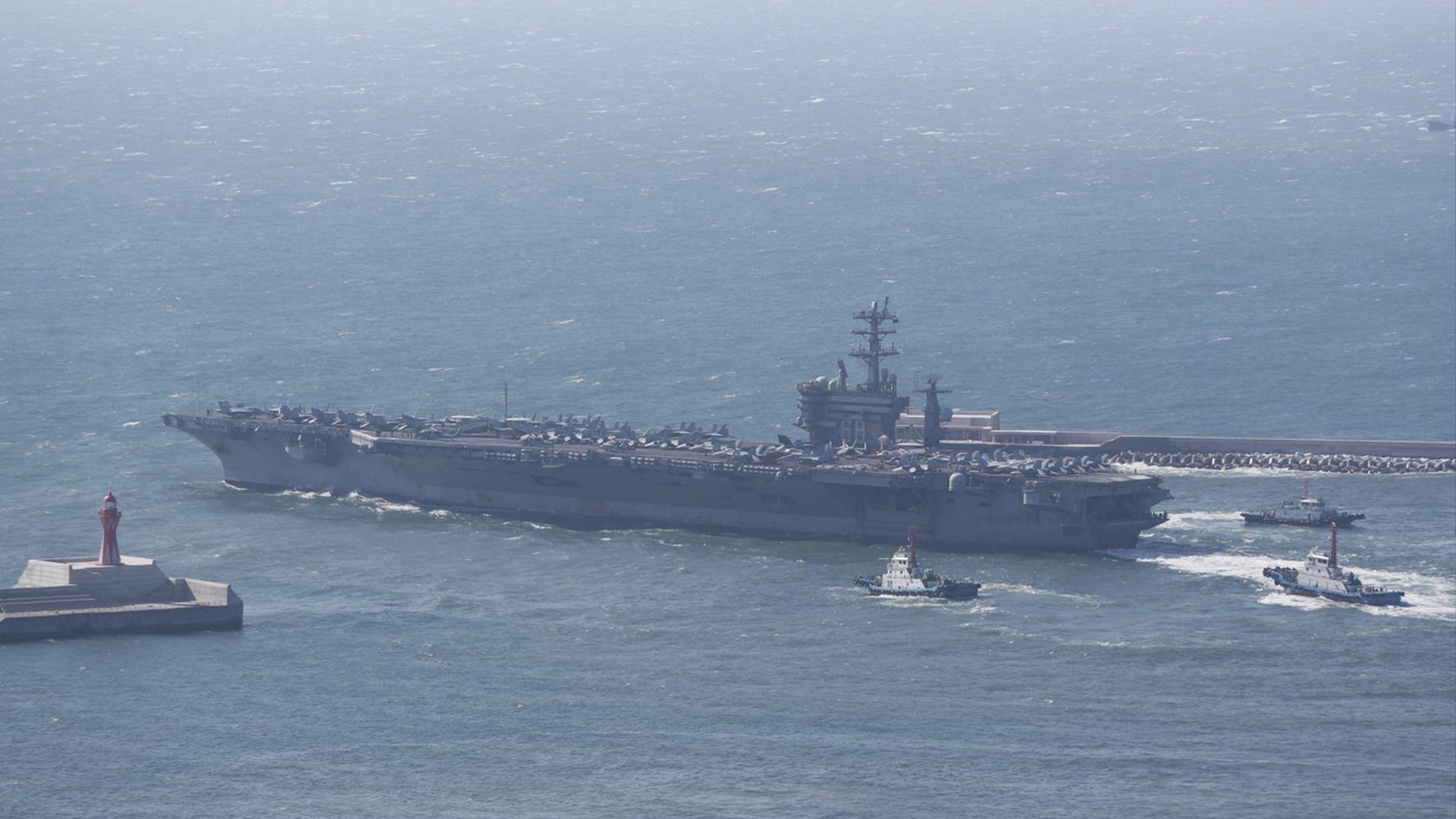 Le porte-avions à propulsion nucléaire de la marine américaine USS Nimitz quitte une base navale à Busan, en Corée du Sud, le dimanche 2 avril 2023.