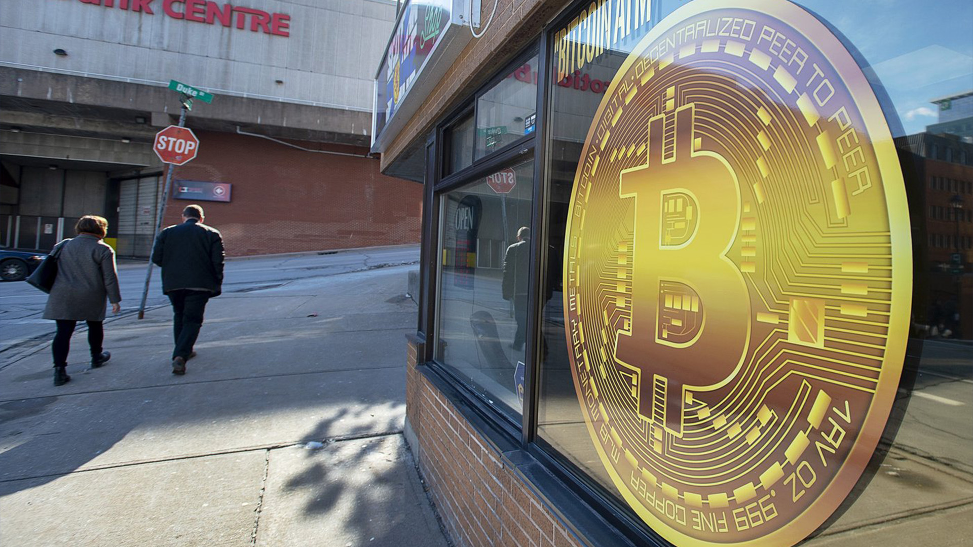 Un panneau annonce un guichet automatique Bitcoin, ATM, dans un magasin à Halifax le mercredi 4 février 2020.