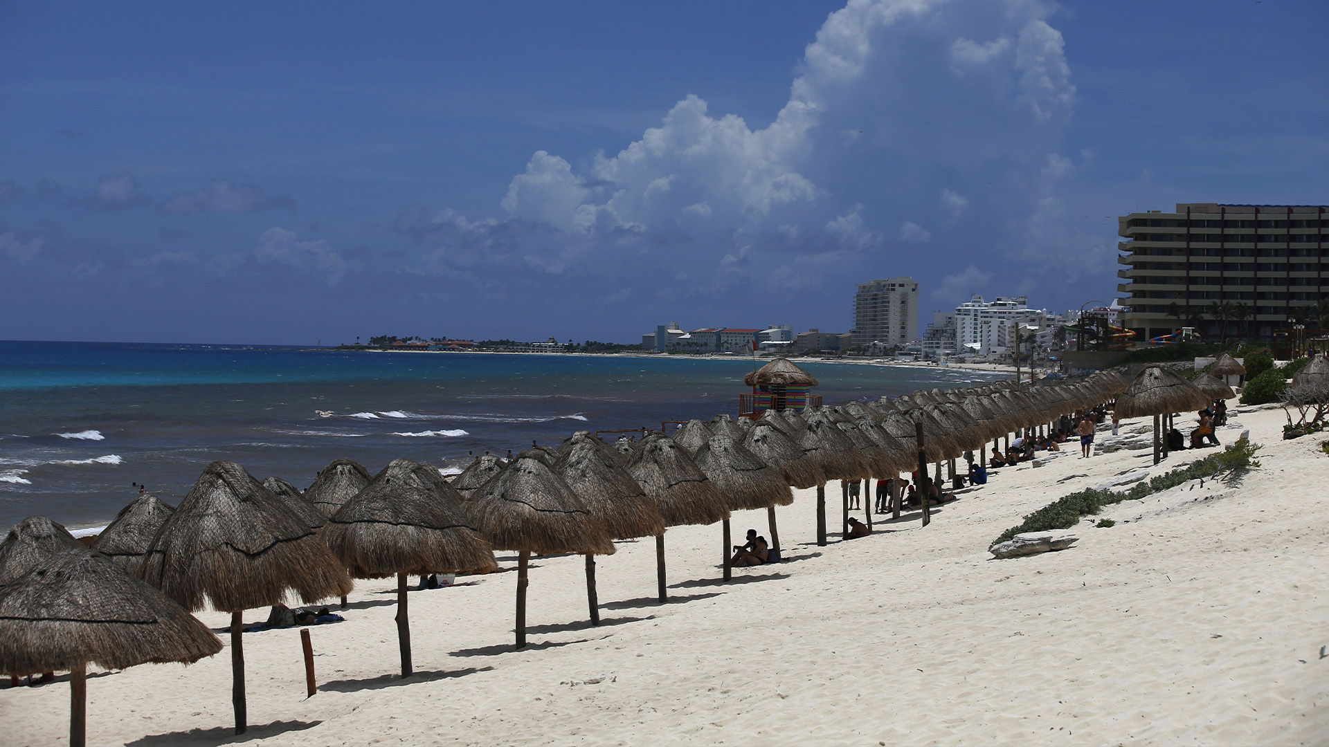Les touristes profitent de la plage à Cancun, dans l'État de Quintana Roo, au Mexique, le mercredi 18 août 2021.