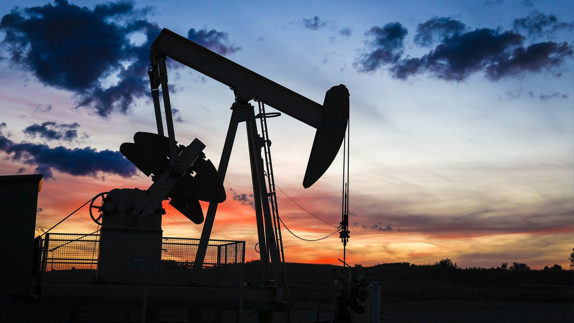 Un pumpjack extrait du pétrole d'une tête de puits près de Calgary, en Alberta, le samedi 17 septembre 2022.