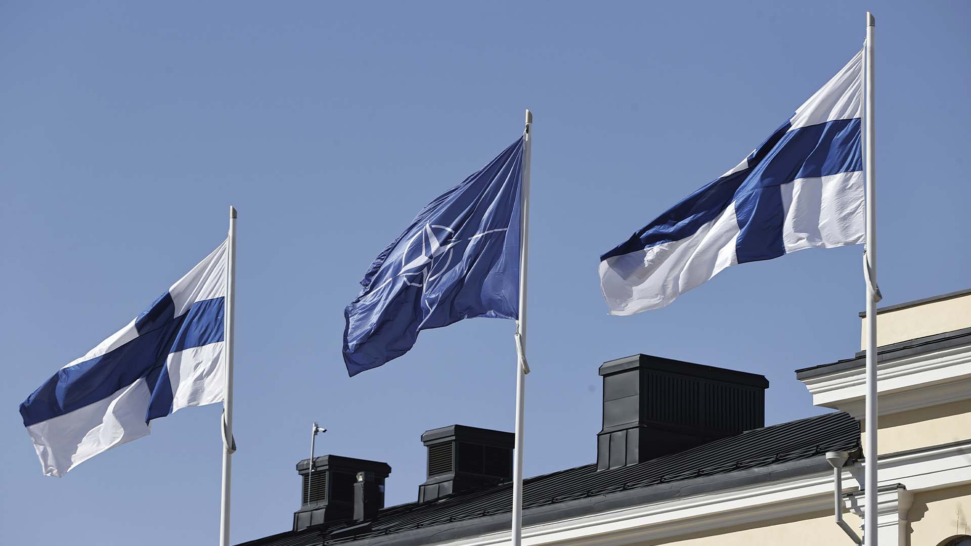 Les drapeaux finlandais et de l'OTAN flottent sur le bâtiment du ministère des Affaires étrangères à Helsinki, en Finlande, le mardi 4 avril 2023. 
