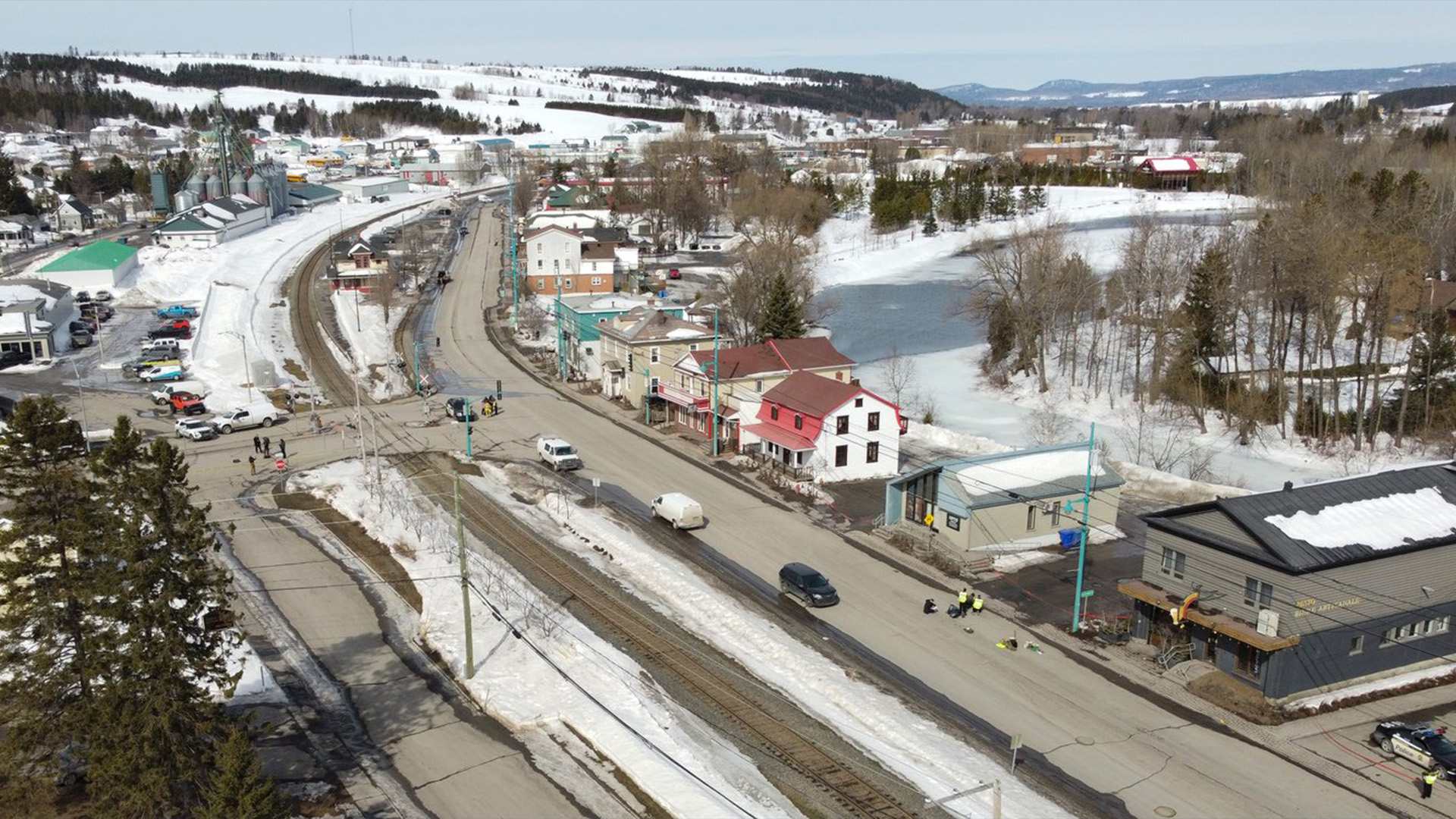 Le tronçon de route de 500 mètres où une camionnette a percuté des piétons à Amqui, au Québec, est présenté le mardi 14 mars 2023.