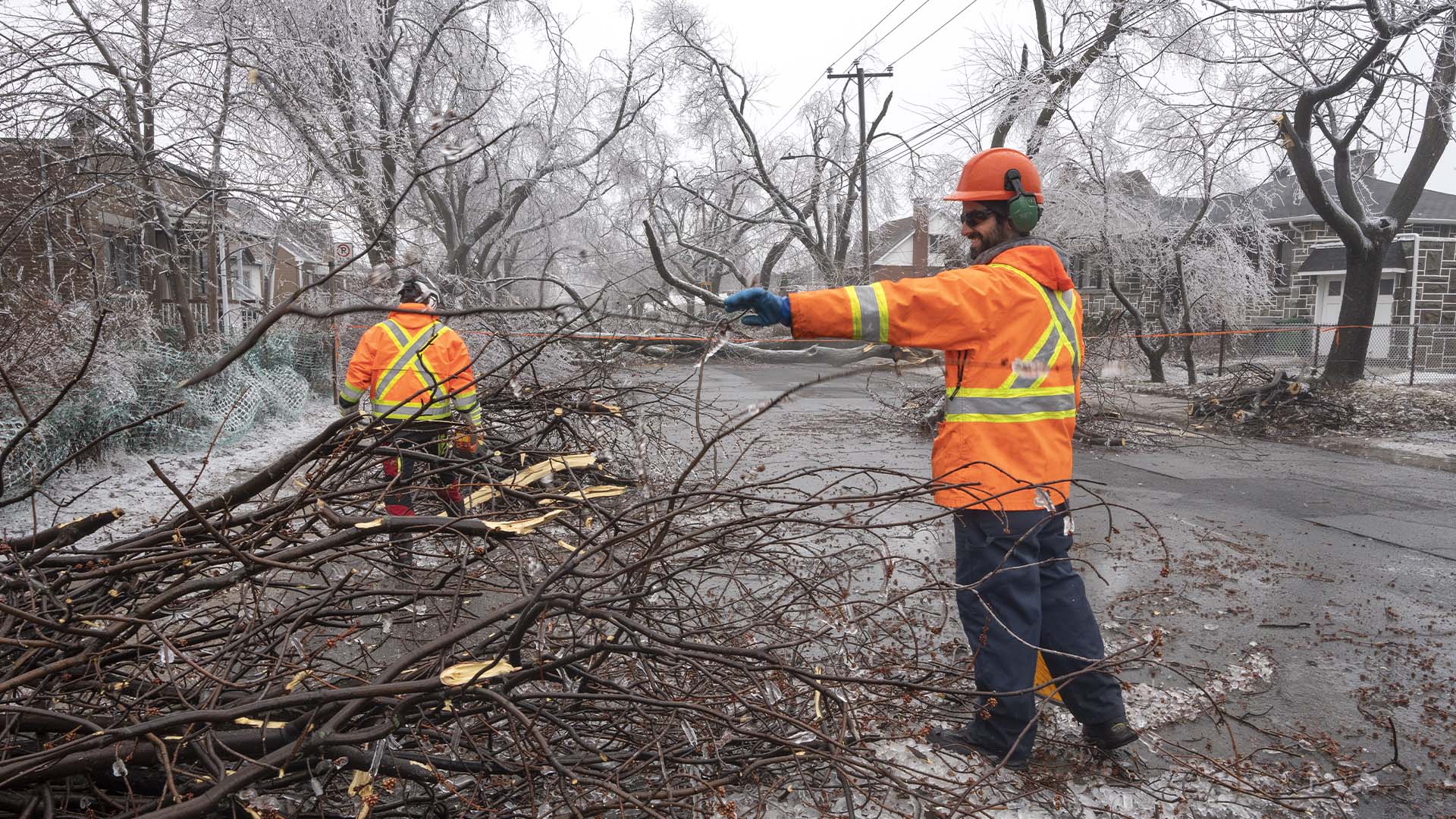 Des employés municipaux enlèvent les branches tombées jeudi 6 avril 2023 après la tempête de verglas.