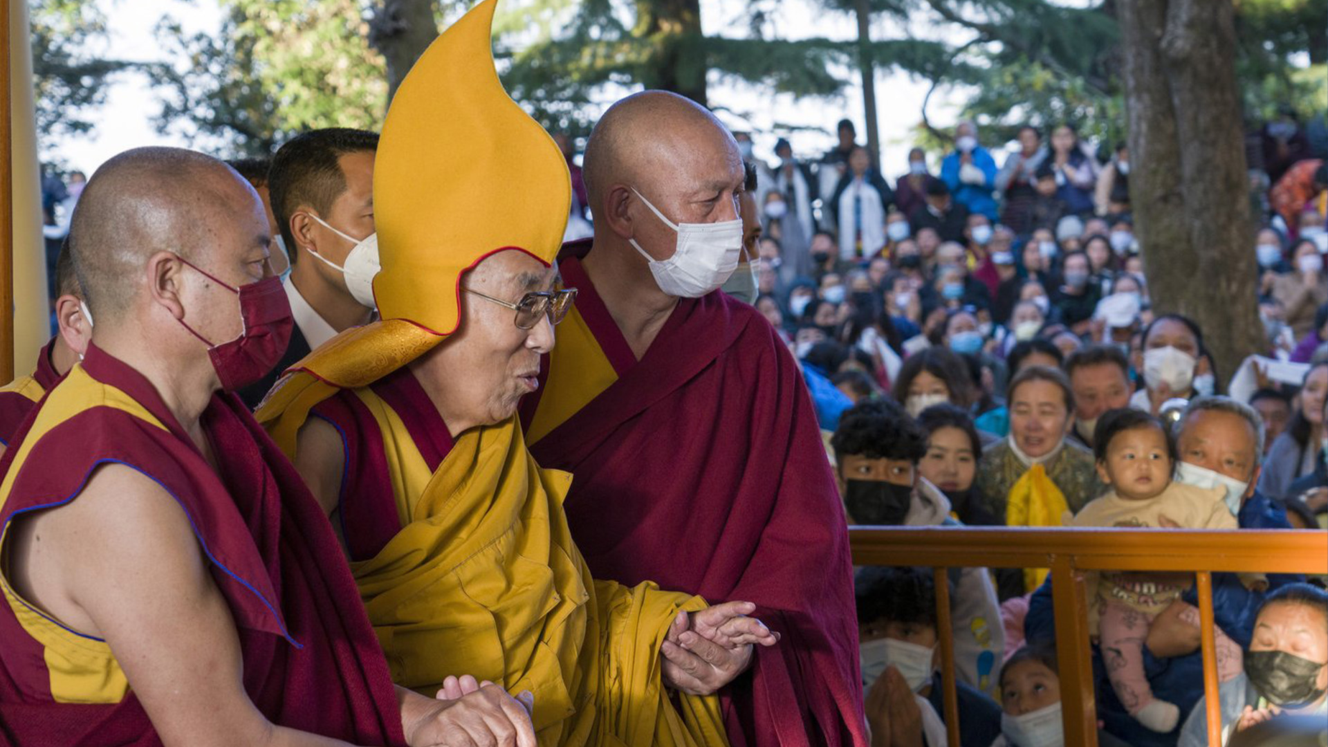 Le chef spirituel tibétain le Dalaï Lama dans un chapeau jaune de cérémonie arrive au temple de Tsuglakhang pour donner un sermon à Dharamsala, en Inde, le mardi 7 mars 2023.
