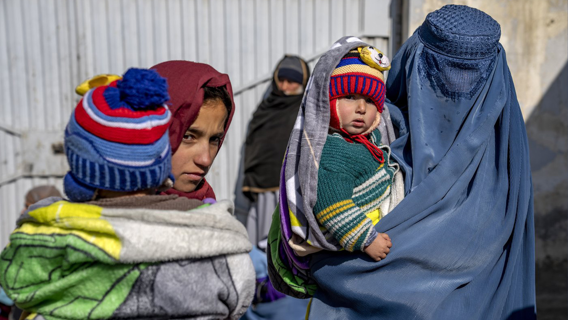 Des mères et des bébés souffrant de malnutrition attendent de recevoir de l'aide et un contrôle dans une clinique gérée par le PAM, à Kaboul, en Afghanistan, le jeudi 26 janvier 2023.