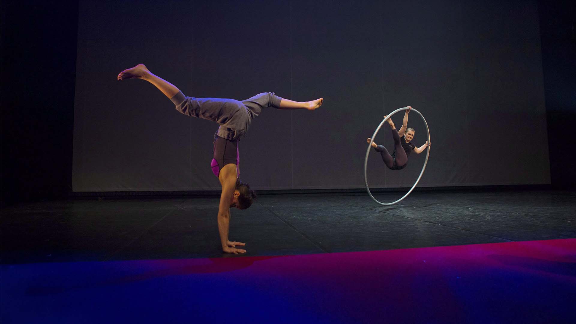 Les artistes s'échauffent avant la soirée d'ouverture du Cirque Eloize à Toronto pour Cirkopolis, le mercredi 1er mars 2017..