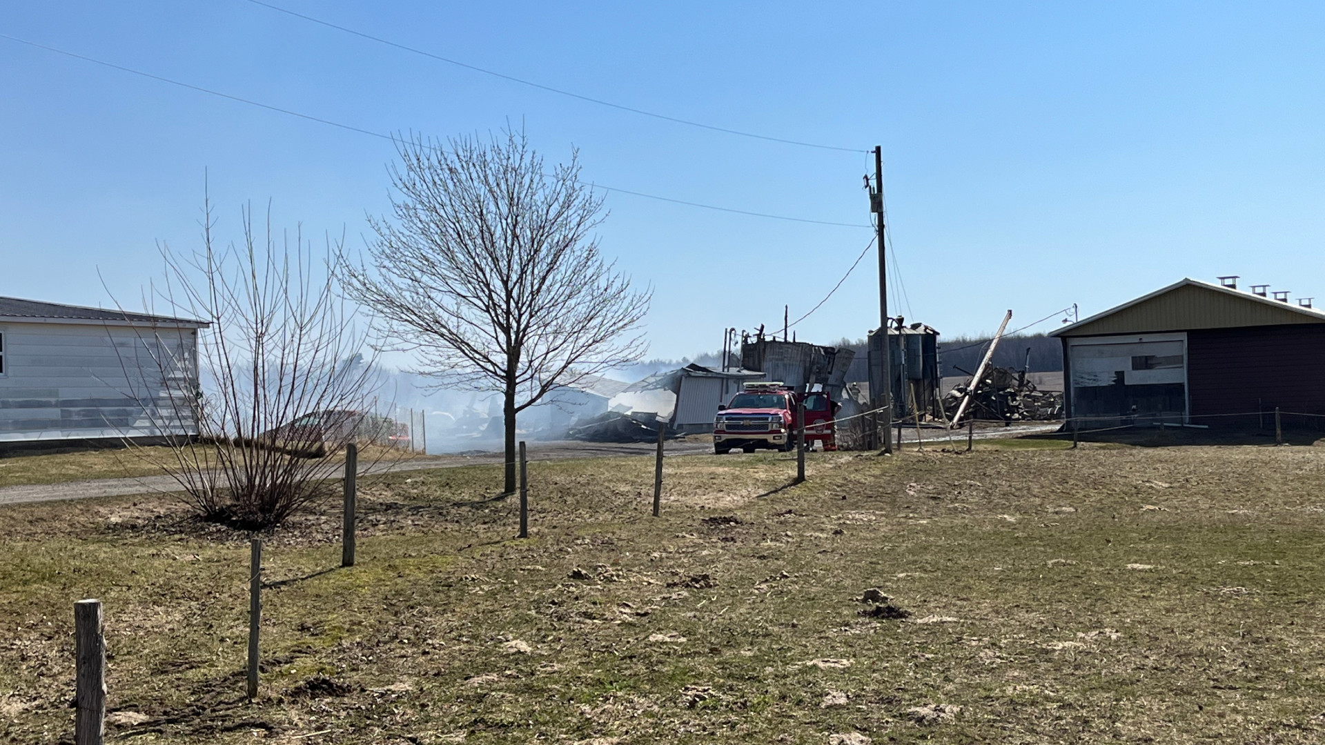 Les pompiers de Wickham ont reçu l’aide de Drummondville, Durham-Sud, Acton Vale et Saint-Nazaire-d’Acton pour cet appel qui aura duré un peu plus de 14 heures le jeudi 13 avril.
