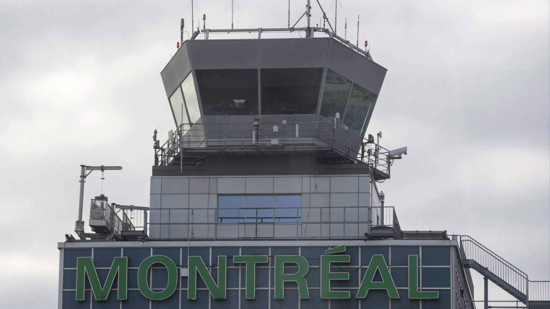 La tour de contrôle de l'aéroport Trudeau est vue, le mardi 8 décembre 2015 à Montréal. L'aéroport de Montréal connaît un problème de taxis illégaux, indique son autorité de régulation, qui appelle à une répression sur la question.