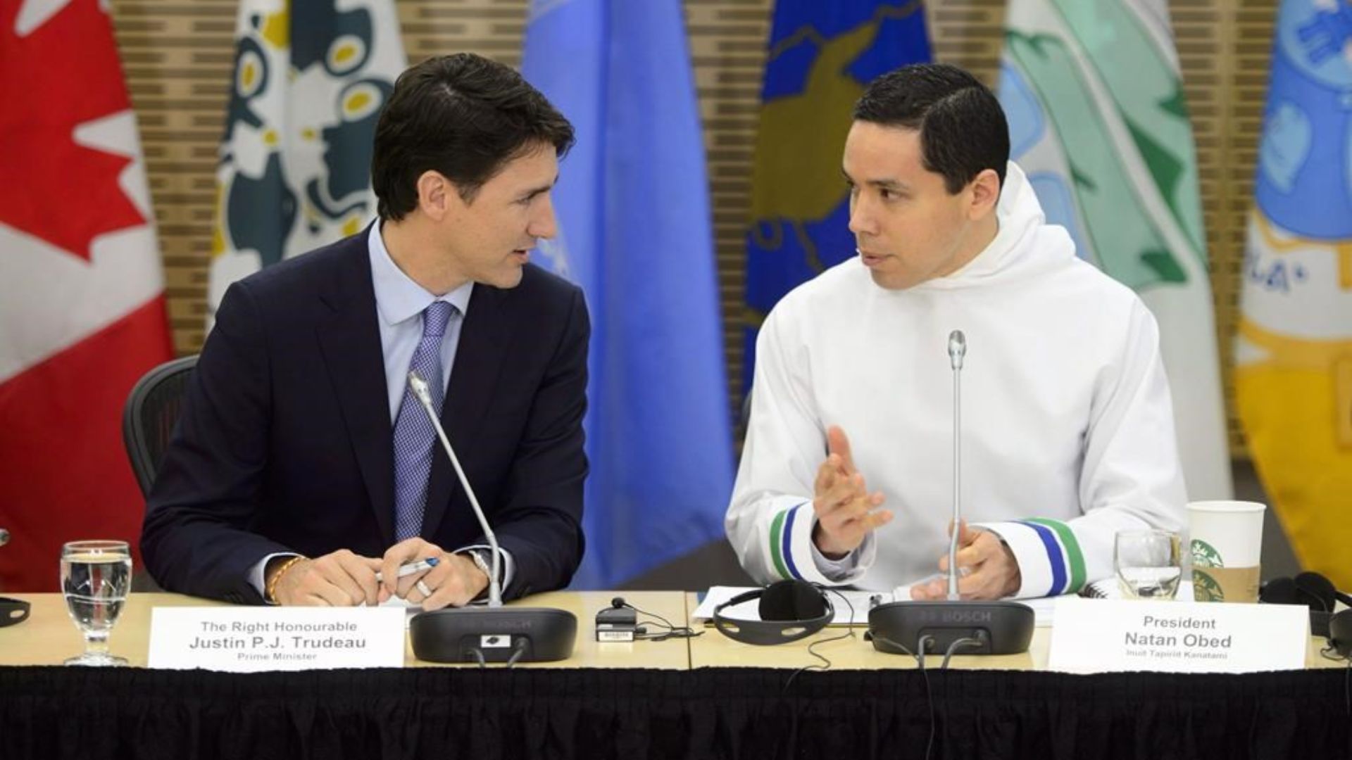 Le premier ministre Justin Trudeau (à gauche) et du président d'Inuit Tapiriit Kanatami, Natan Obed (à droite).