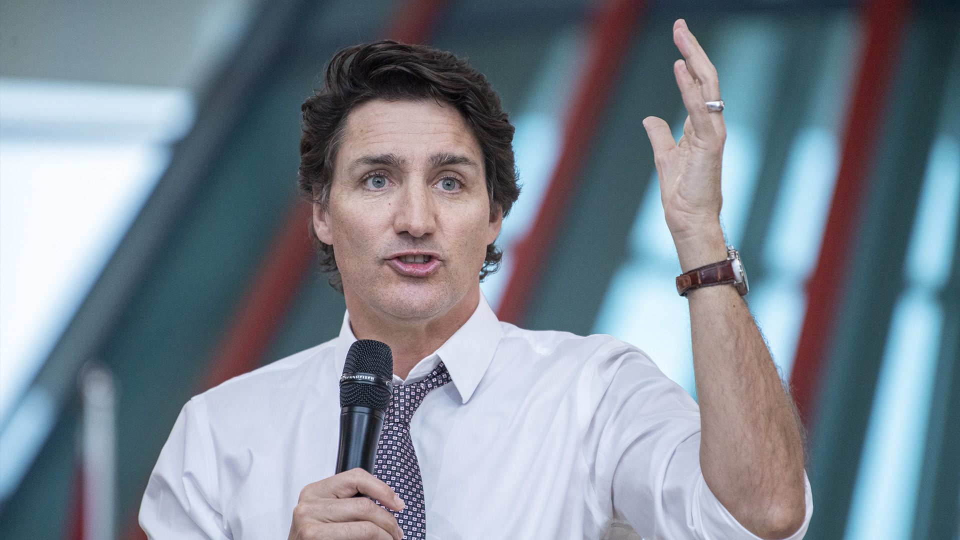 Le premier ministre Justin Trudeau prend la parole lors d'une assemblée publique à l'Université des Premières Nations du Canada à Regina, le jeudi 13 avril 2023.