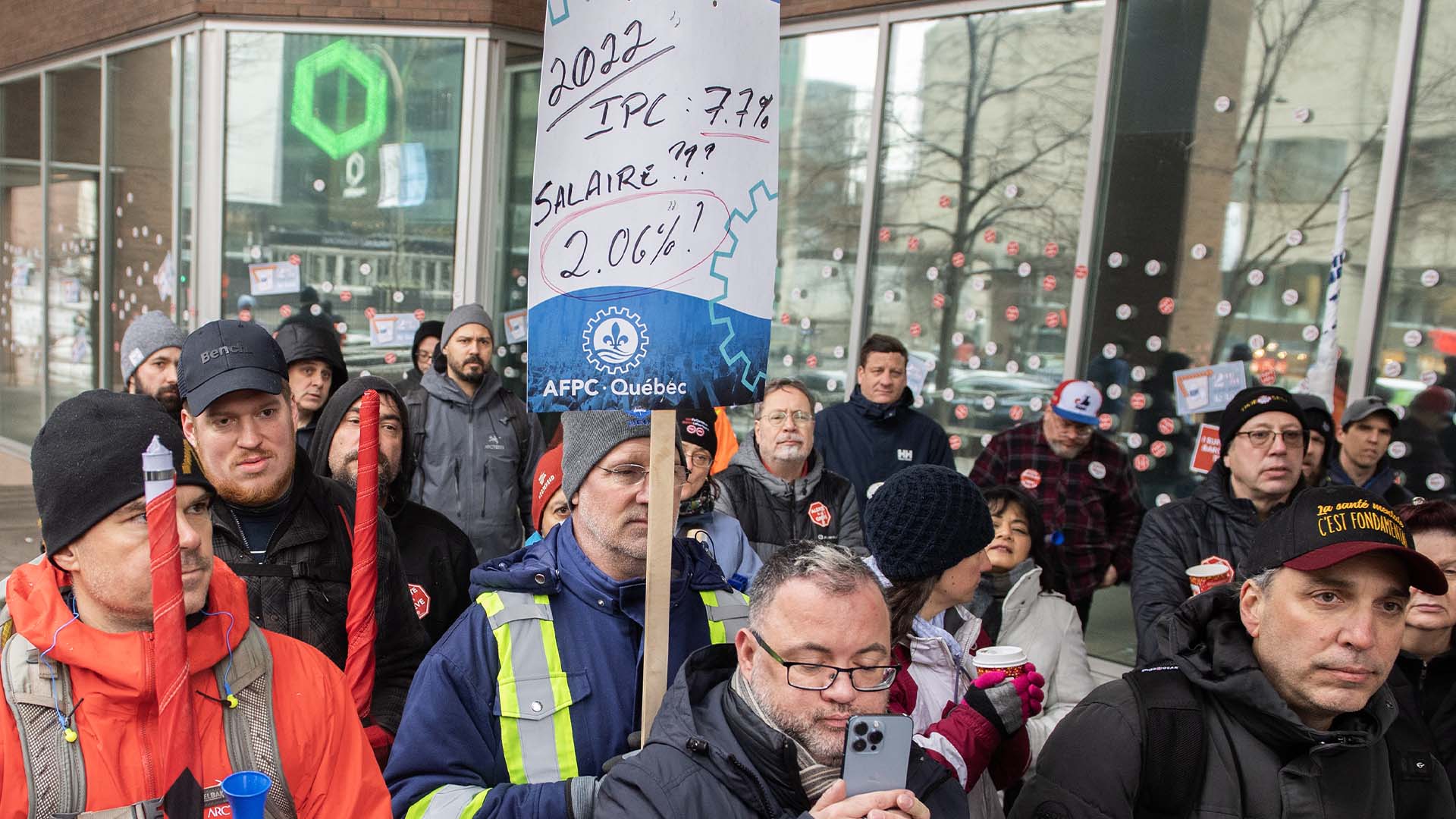 Des membres de l'Alliance de la Fonction publique du Canada (AFPC) manifestent devant l'édifice fédéral Guy-Favreau à Montréal, le jeudi 23 mars 2023,