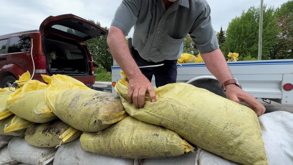 Près de 40 000 sacs de sable ont été distribués mardi matin aux quatre coins de la Ville de Gatineau.