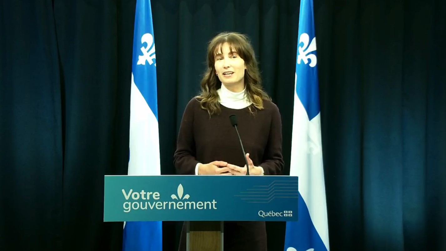 Sophie Gagnon, directrice générale de Juripop, lors de l'annonce d'un financement de 3 millions de dollars du ministère de la Culture pour la bonification des services juridiques pour les artistes victimes de harcèlement dans le milieu culture, le 18 avril 2023 à Montréal.