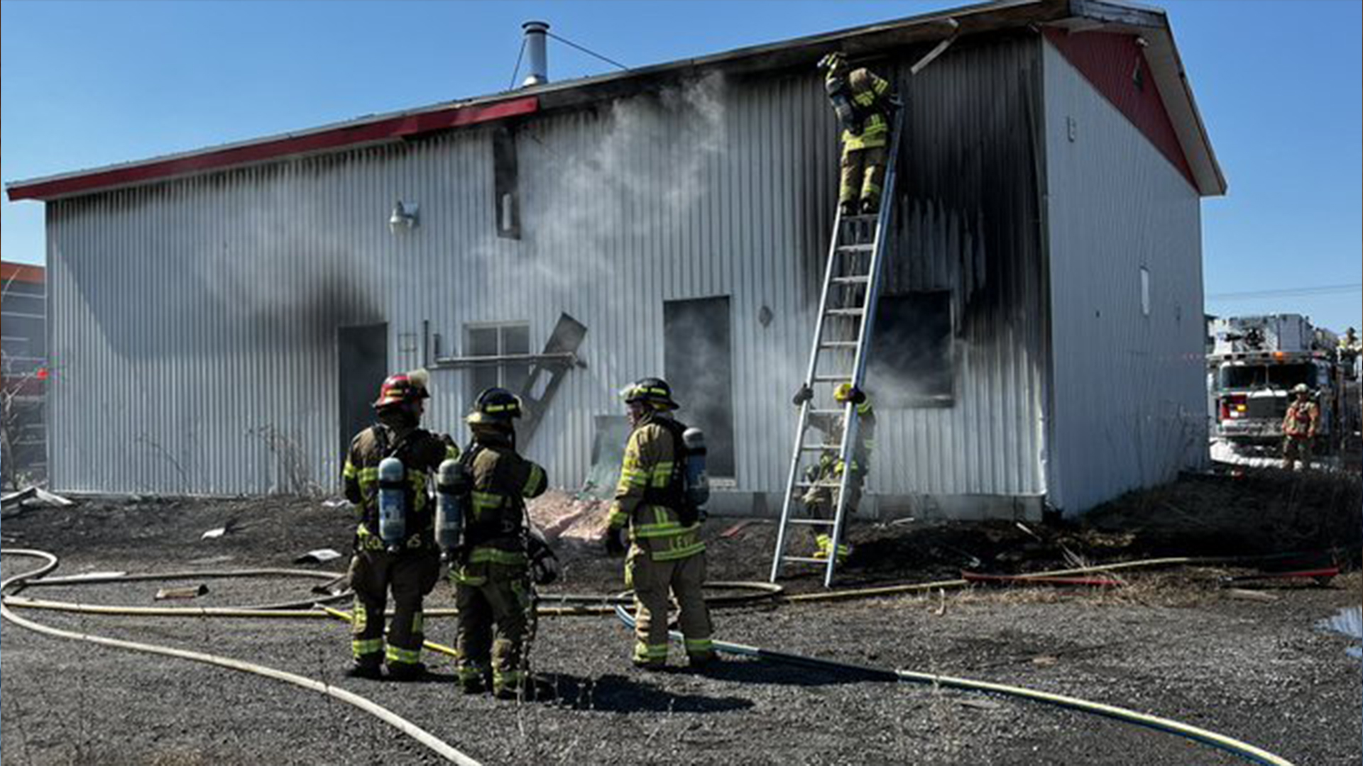 Un incendie s'est déclaré mercredi matin dans un entrepôt du chantier maritime Davie, à Lévis.