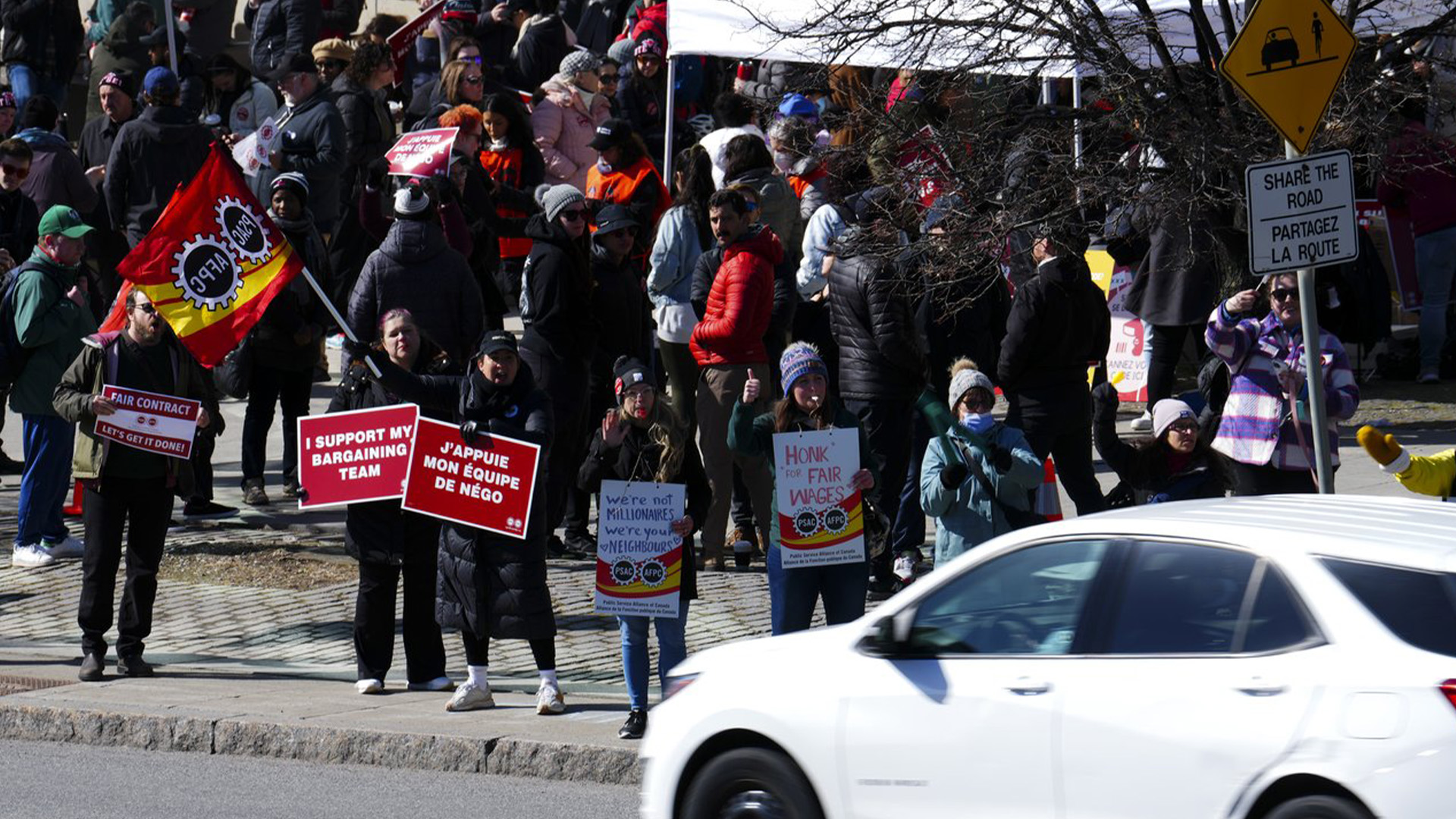 Les travailleurs et sympathisants de l'AFPC se rassemblent sur une ligne de piquetage à Ottawa le jeudi 20 avril 2023.