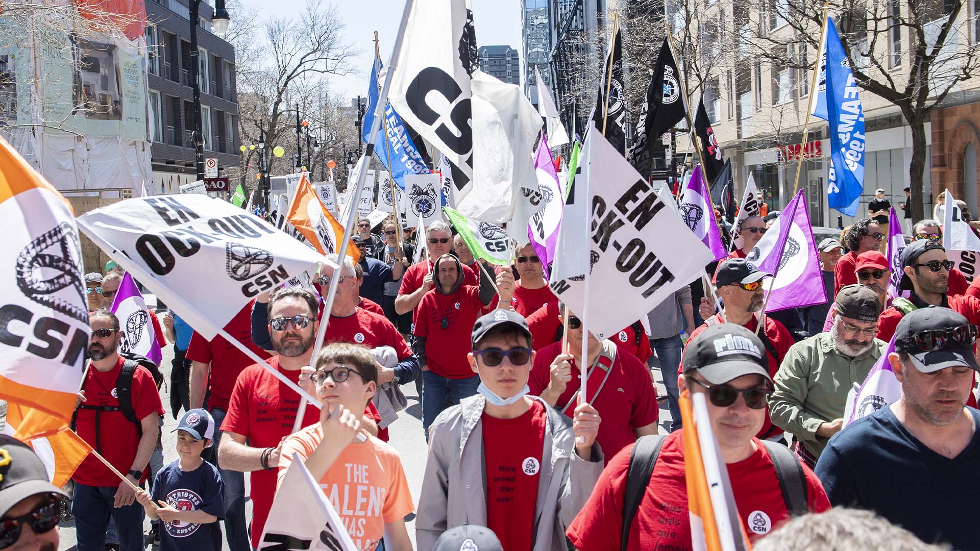 Des manifestants marchent à Montréal, le 1er mai 2022.