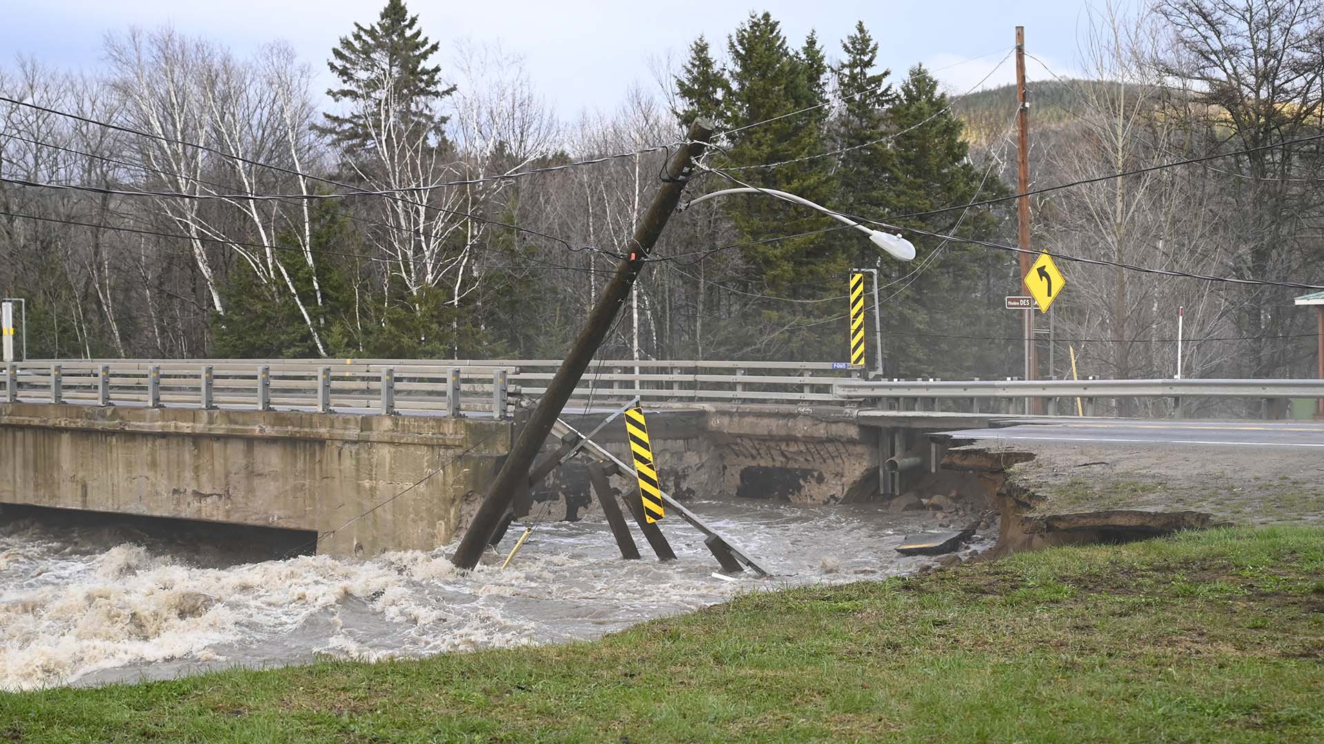 Un lampadaire endommagé à Baie-Saint-Paul, dans Charlevoix, le 1er mai 2023. Les crues printanières provoquent des dommages au Québec.