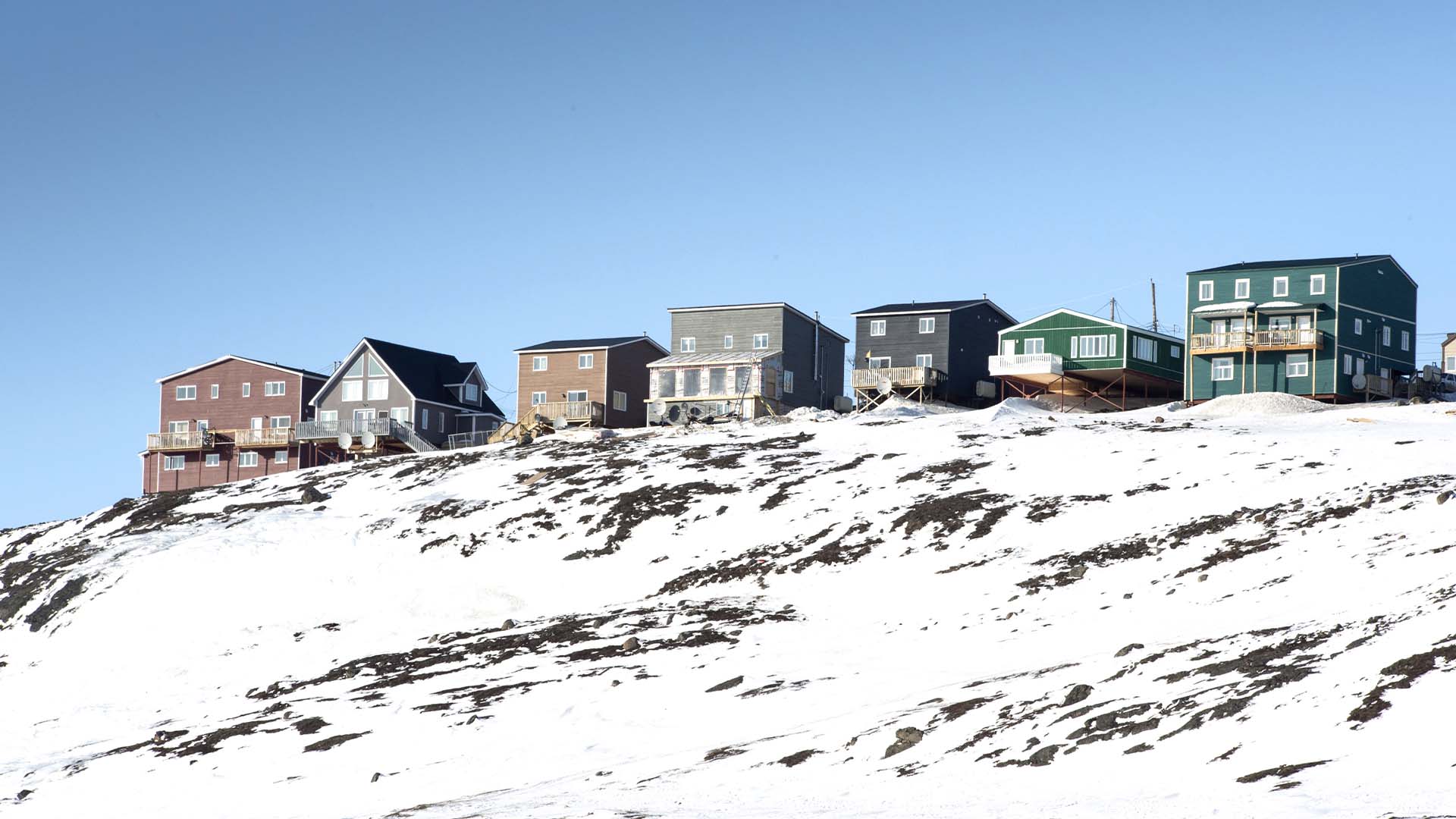 Des maisons à Iqaluit, au Nunavut.