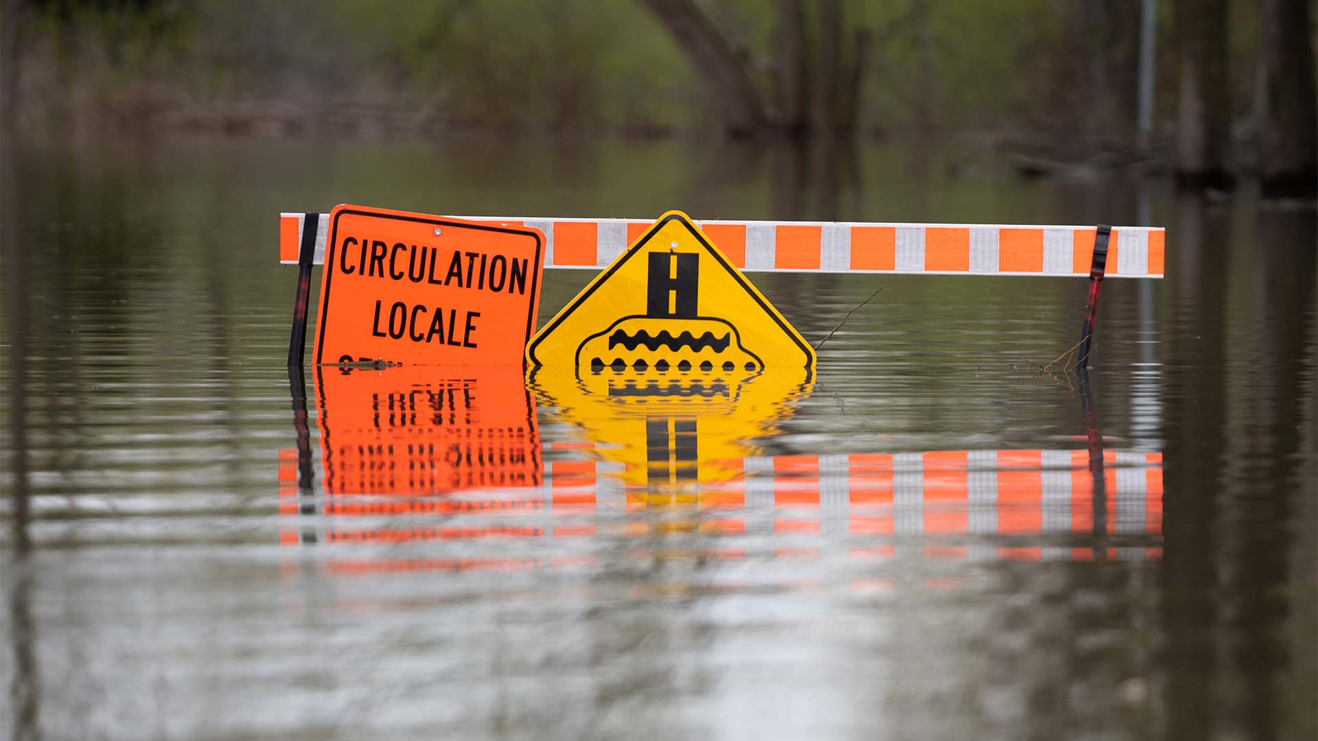 Des panneaux de signalisation partiellement submergés sont visibles dans la région de Gatineau, au Québec. le jeudi 4 mai 2023. Des avertissements d'inondation sont en vigueur pour la région de la capitale nationale à la suite de précipitations importantes. 