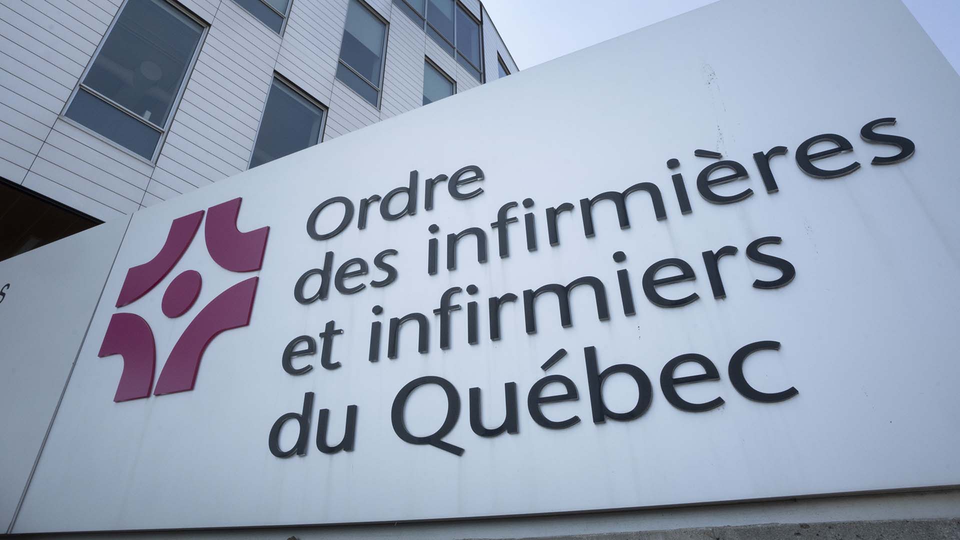 La devanture de l'Ordre des infirmières et infirmiers du Québec (OIIQ), le 11 mai 2023 à Montréal.