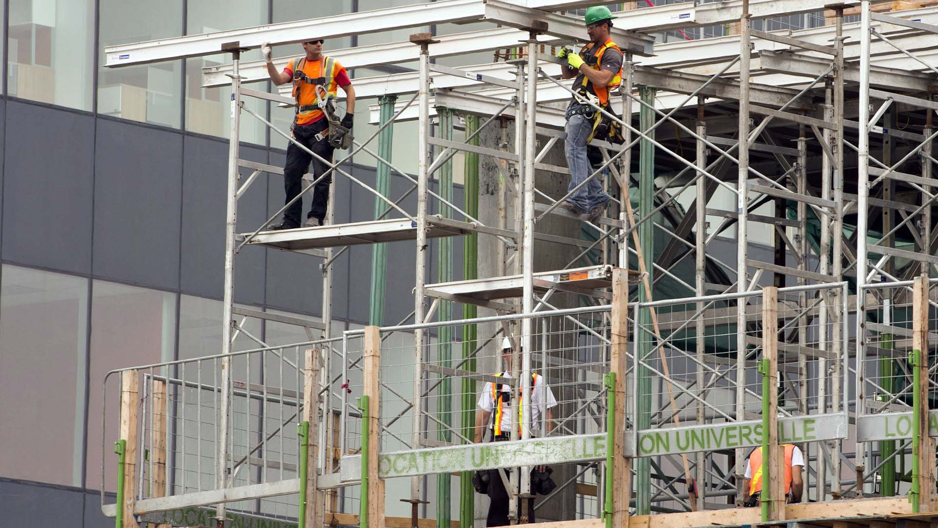 Des travailleurs de la construction sont sur le site du CHUM de Montréal le 2 juillet 2013.