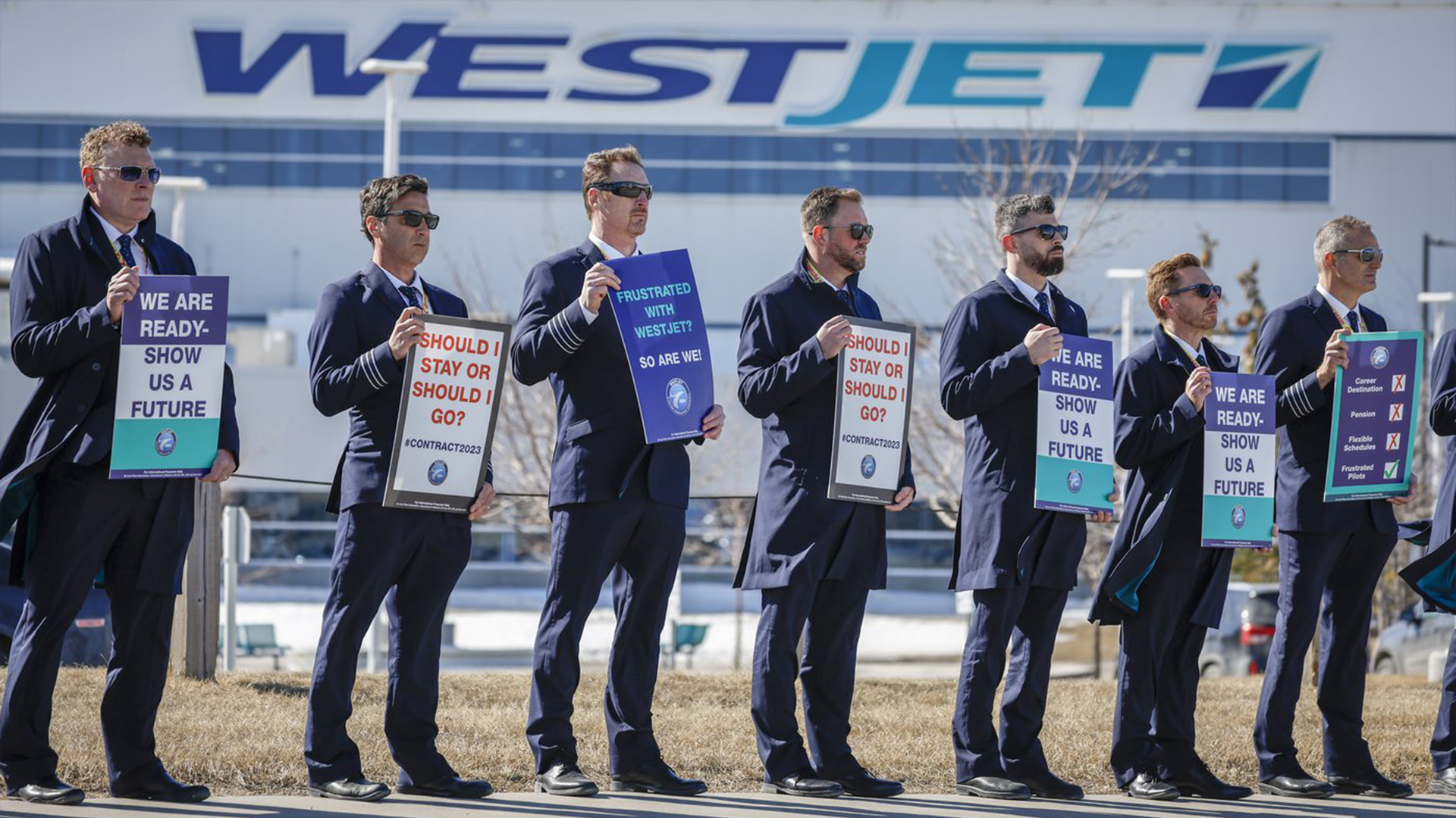 Les pilotes du transporteur aérien WestJet ont émis un préavis de grève de 72 heures à l'entreprise et au gouvernement, selon le syndicat qui les représente. 
