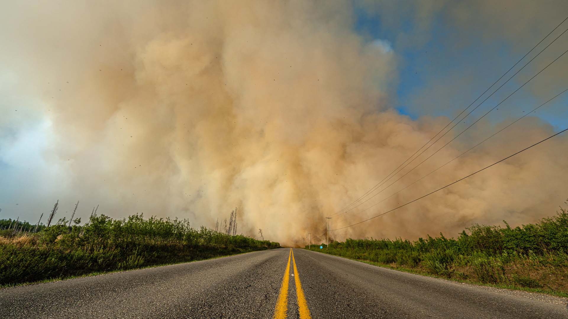 La fumée d'un feu de forêt en Colombie-Britannique. Une image non datée fournie par le BC Wildfire Service. 