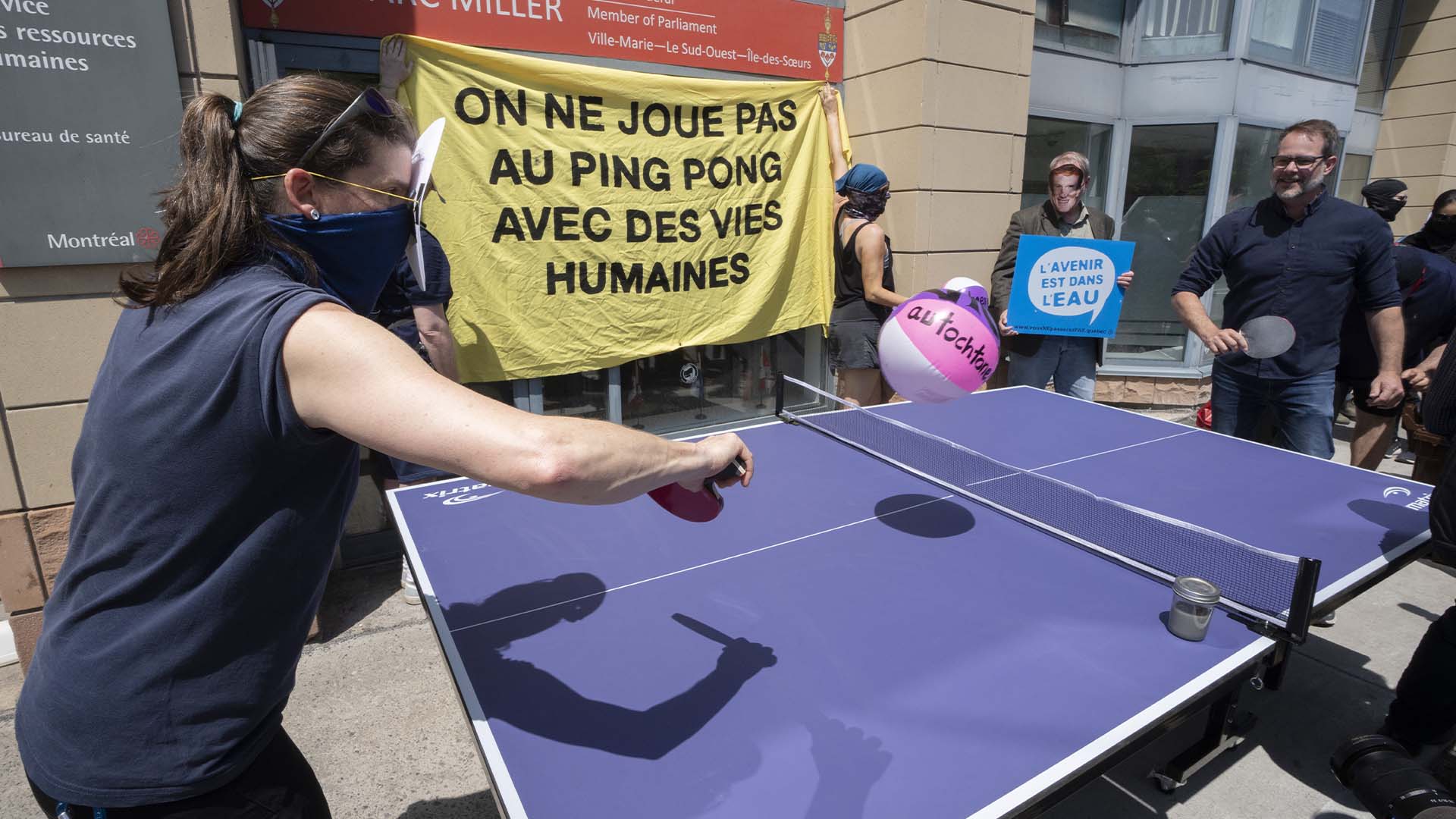 Le député néo-démocrate Alexandre Boulerice, à droite, joue au ping-pong avec des partisans de la communauté mohawk de Kanesatake devant le bureau du ministre des Relations autochtones de la Couronne Marc Miller pour protester contre un dépotoir controversé, le mardi 23 mai 2023 à Montréal. 