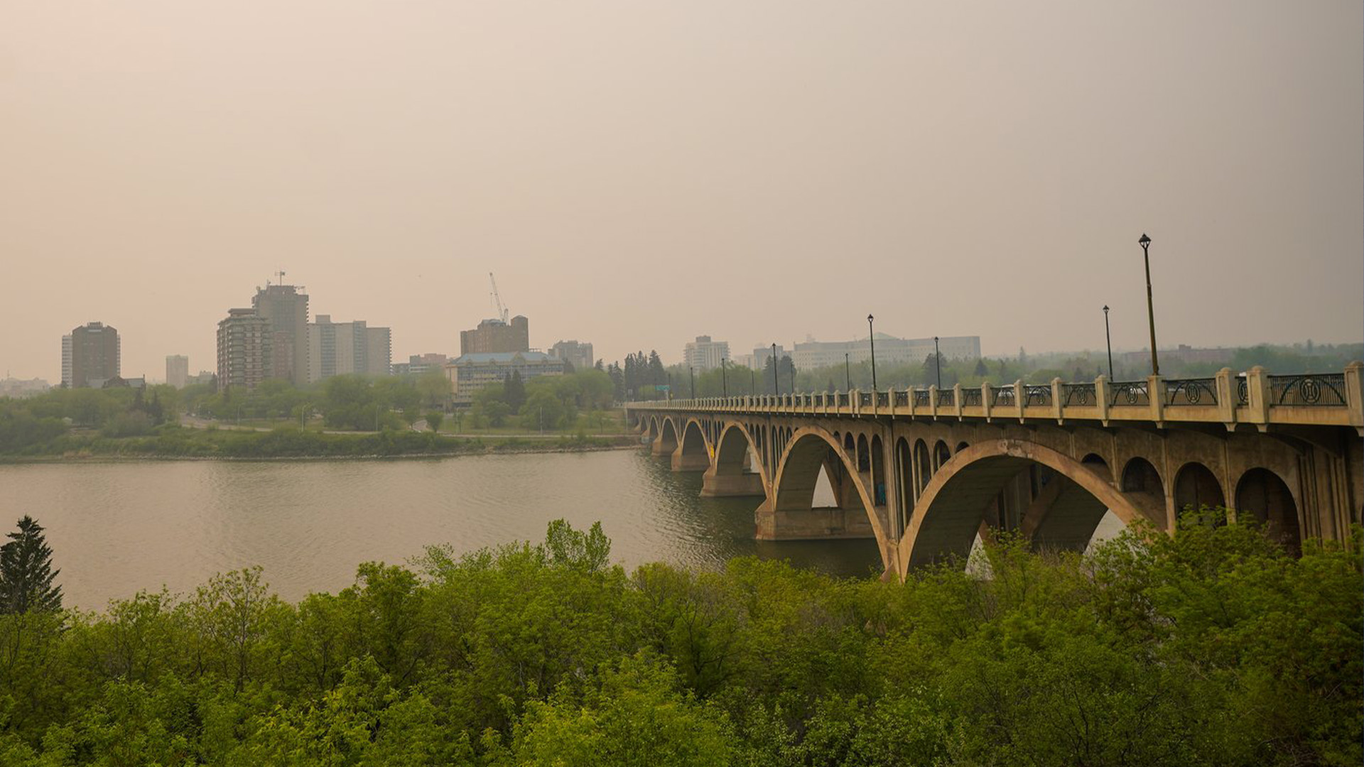 Le pont universitaire est photographié à travers l'épaisse fumée des incendies de forêt qui brûlent dans les Prairies, à Saskatoon, le samedi 20 mai 2023.