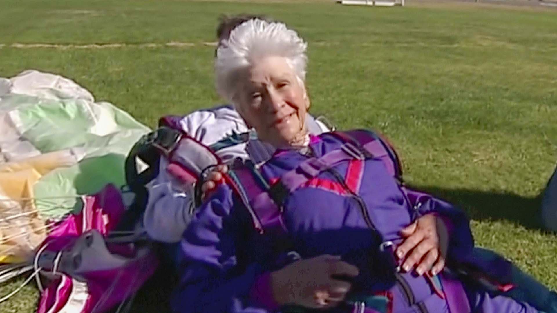 Sur cette image issue d'une vidéo, Clare Nowland réagit après son saut en parachute à Canberra, Australie, le 6 avril 2008.