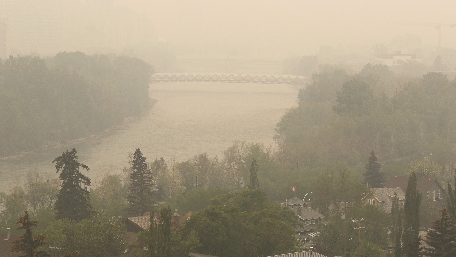 L'épaisse fumée des incendies de forêt du nord de l'Alberta se dirige vers le sud pour recouvrir la région de la rivière Bow au centre-ville de Calgary, le mardi 16 mai 2023.