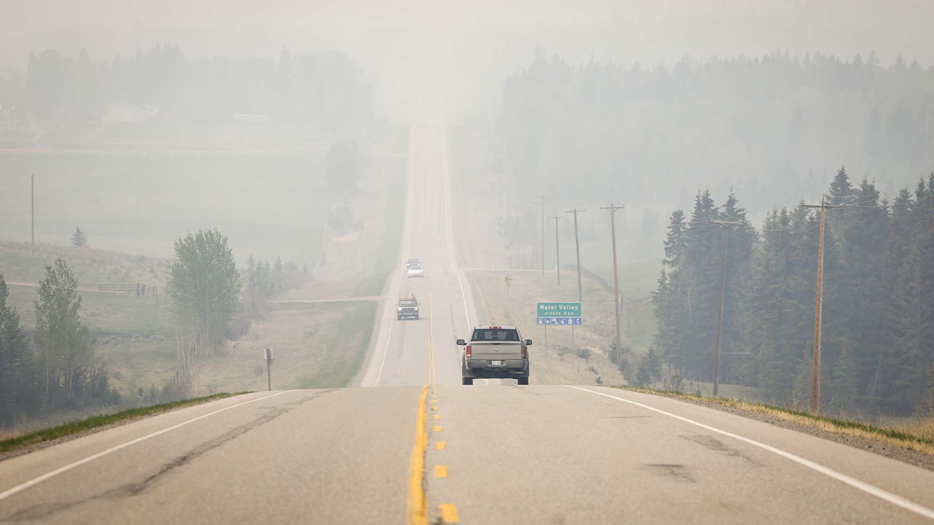 Une épaisse fumée provenant de feux de forêt recouvre le paysage près de Water Valley, en Alberta, à 100 kilomètres au nord-ouest de Calgary, le 16 mai 2023.