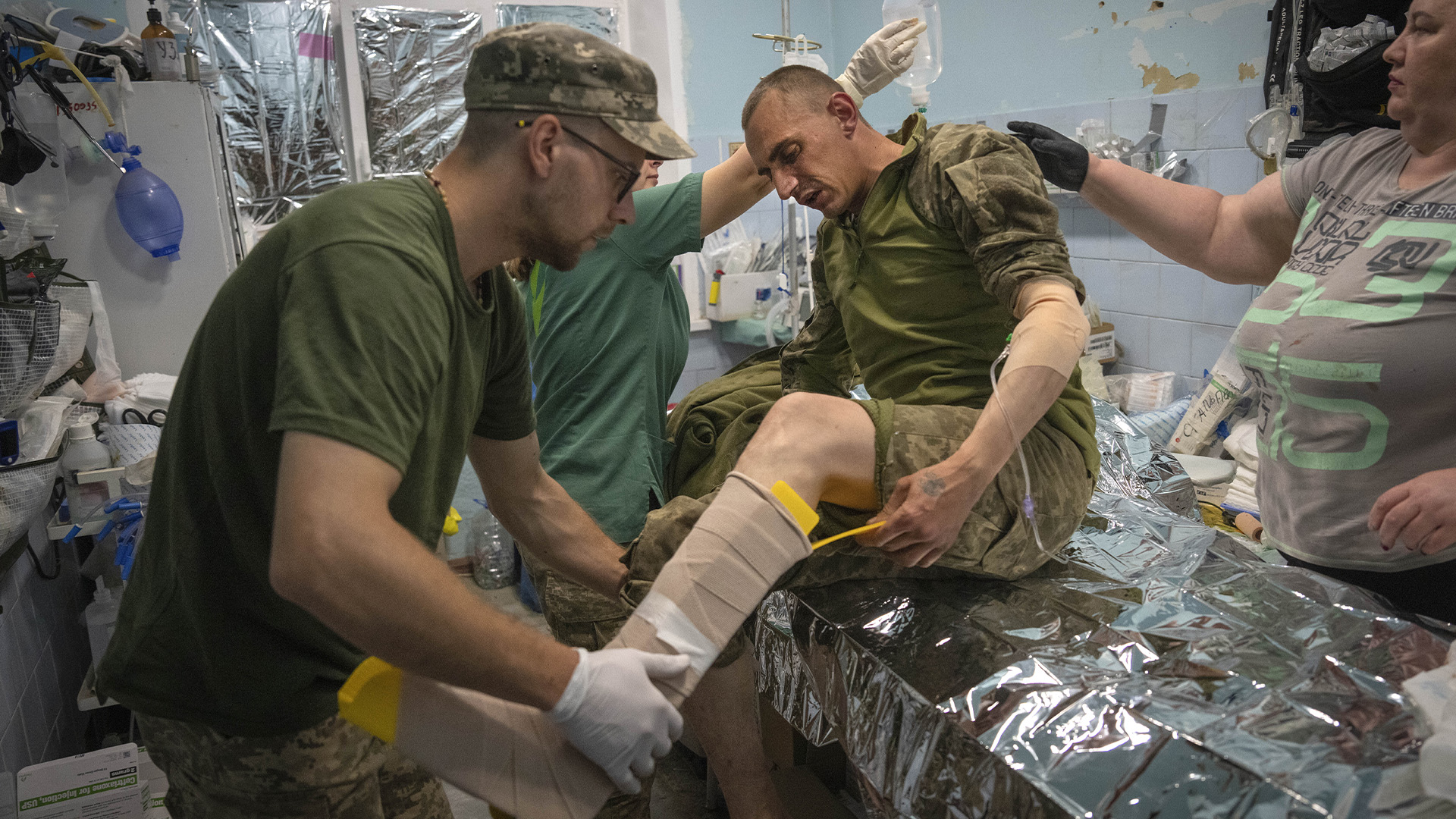 Des médecins militaires prodiguent les premiers soins aux soldats ukrainiens blessés à un point de stabilisation médicale près de Bakhmut, dans la région de Donetsk, en Ukraine, le mercredi 24 mai 2023.