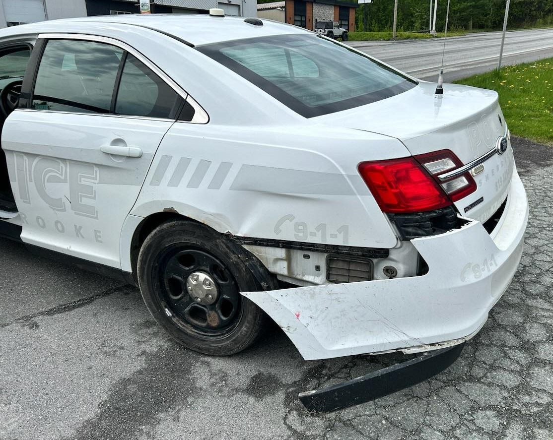 En prenant la fuite, le suspect a embouti une voiture du Service de police de Sherbrooke (SPS)