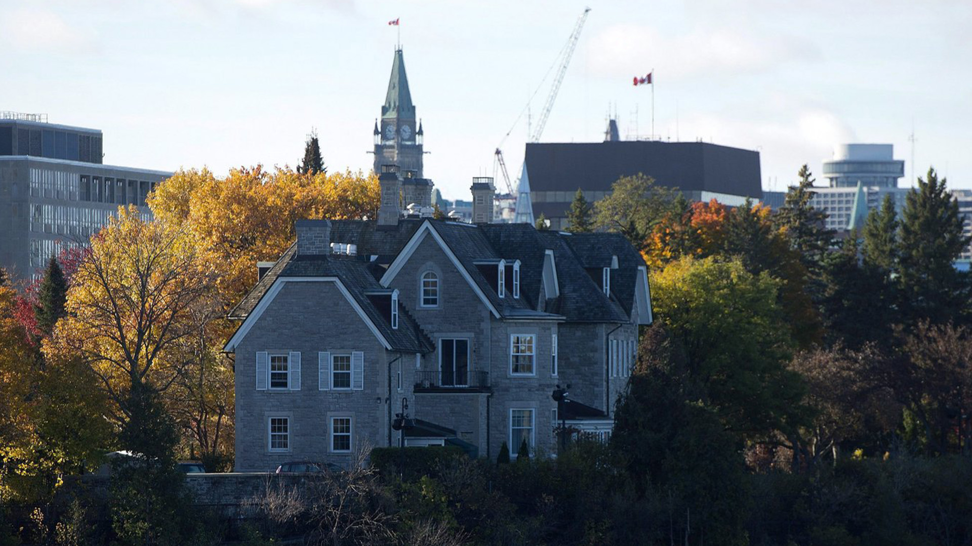 La résidence des premiers ministres canadiens, 24 Sussex, est vue sur les rives de la rivière des Outaouais à Ottawa le lundi 26 octobre 2015.