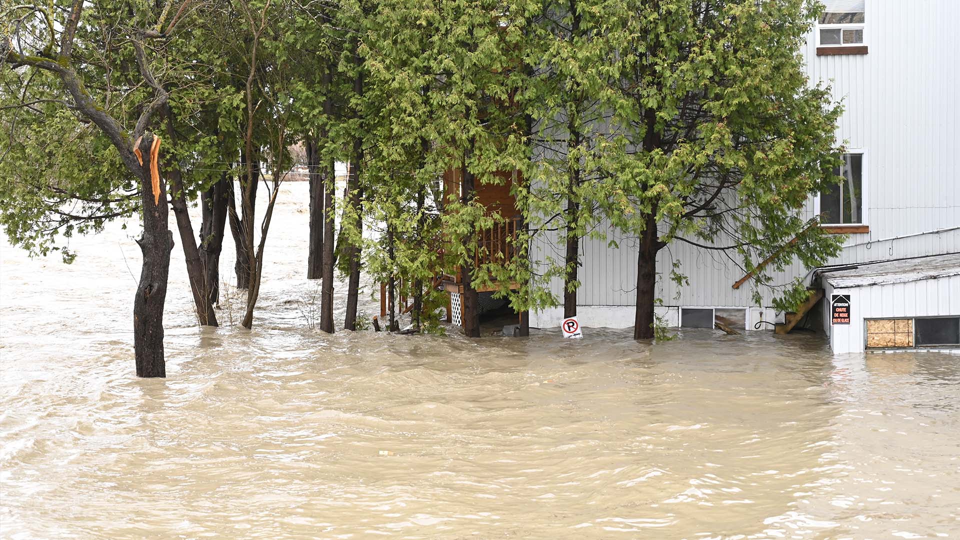 Un bâtiment inondé à Baie-Saint-Paul, le 1er mai 2023.