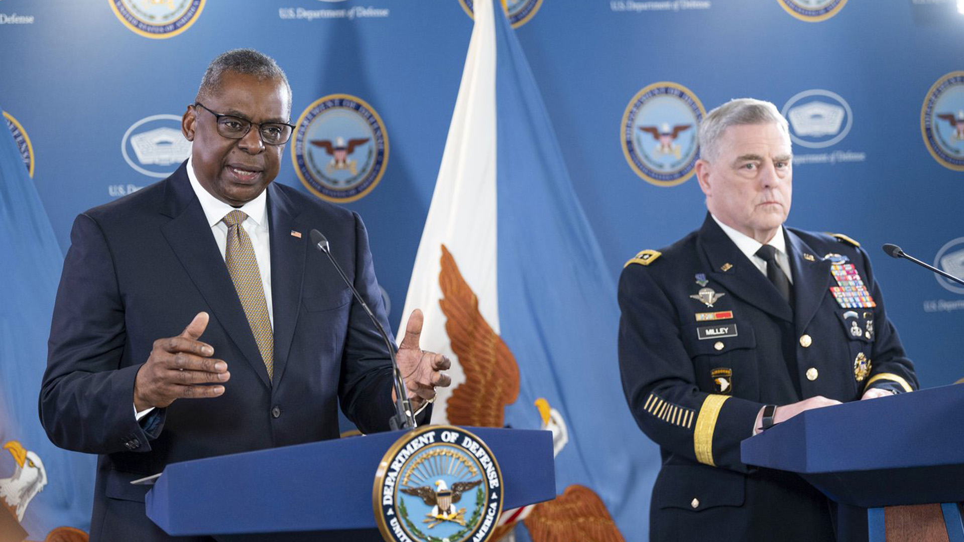 Le secrétaire à la Défense Lloyd Austin et le président des chefs d'état-major interarmées, le général Mark Milley, tiennent un point de presse au Pentagone le jeudi 25 mai 2023 à Washington.