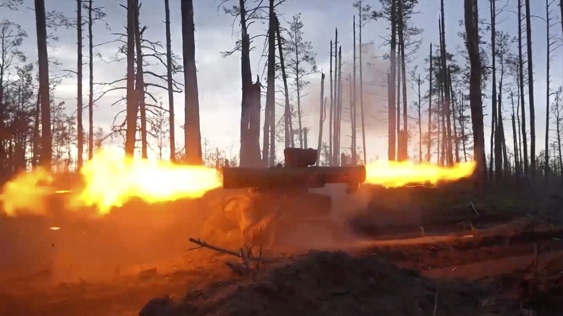 Un soldat russe tire un missile anti-char Fagot contre les forces ukrainiennes.