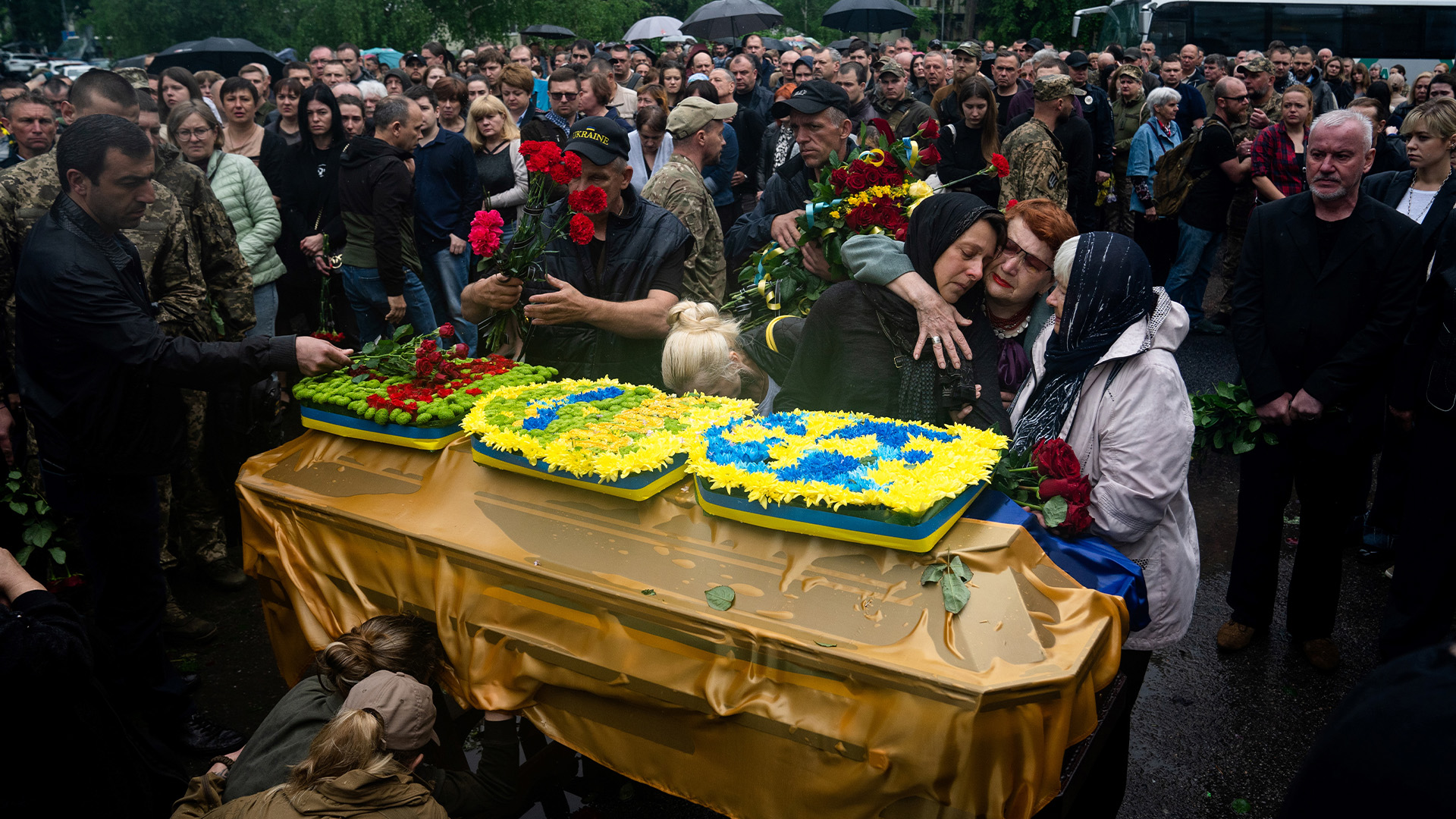 Des parents et des amis participent à un service funèbre du sergent suppléant ukrainien Yulian Matviychuk, décédé des suites de ses blessures dans la région de Donetsk, lors de funérailles à Poltava, le 23 mai 2023.