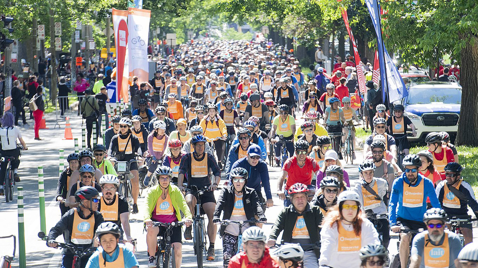 Des cyclistes participent à la course cycliste Tour de L'Ile à Montréal, le dimanche 5 juin 2022.