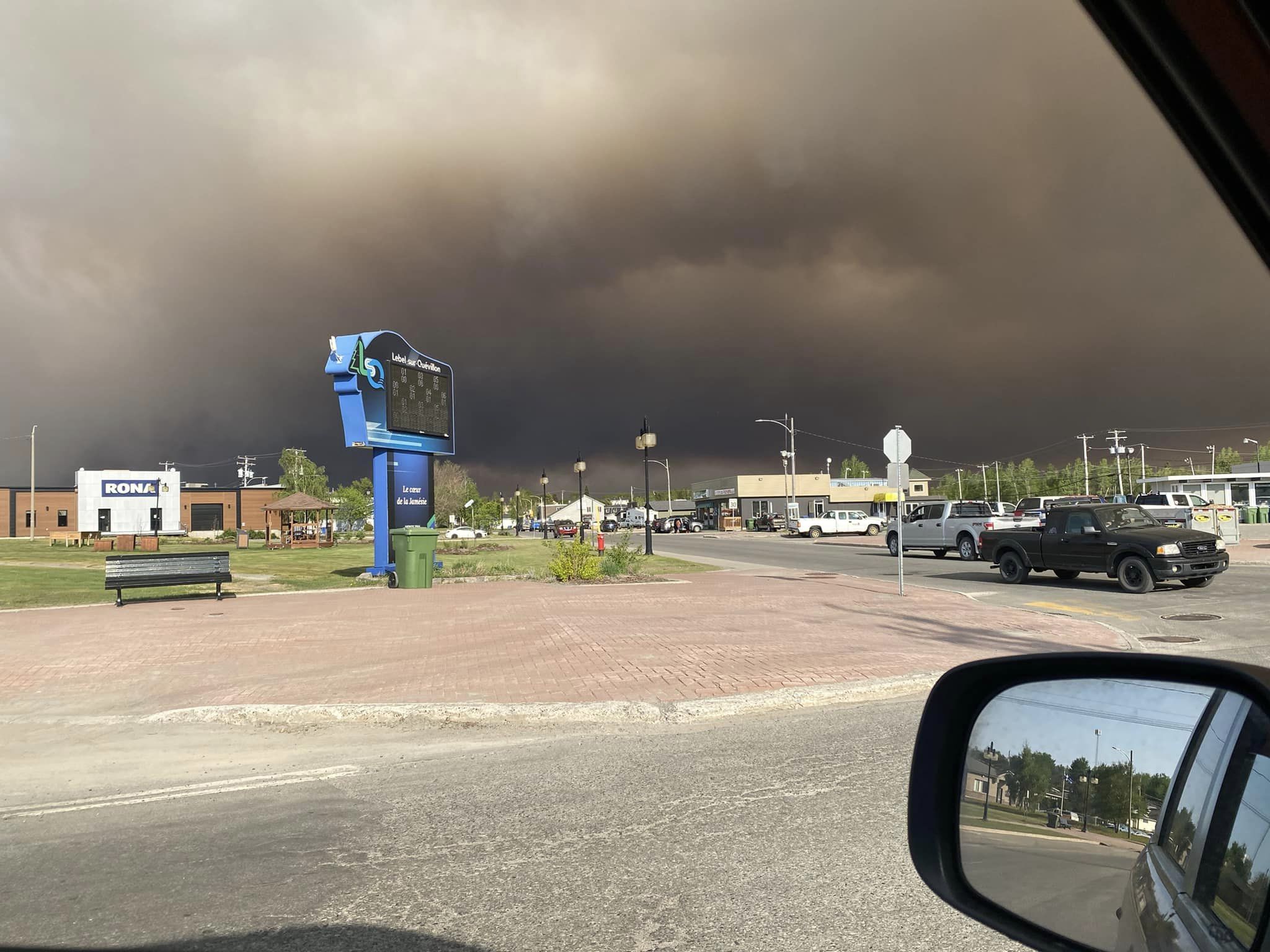 Énorme panache de fumée à Lebel-sur-Quévillon en raison d'un feu de forêt.