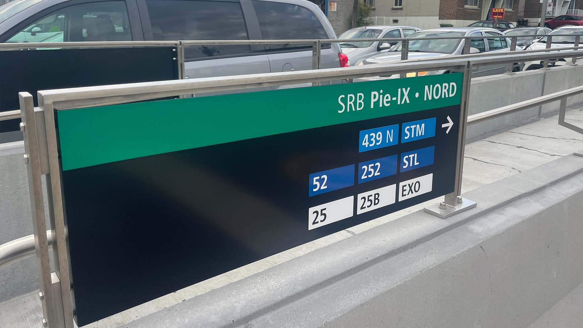 Un panneau à un arrêt du SRB Pie-IX à Montréal, en novembre 2022.