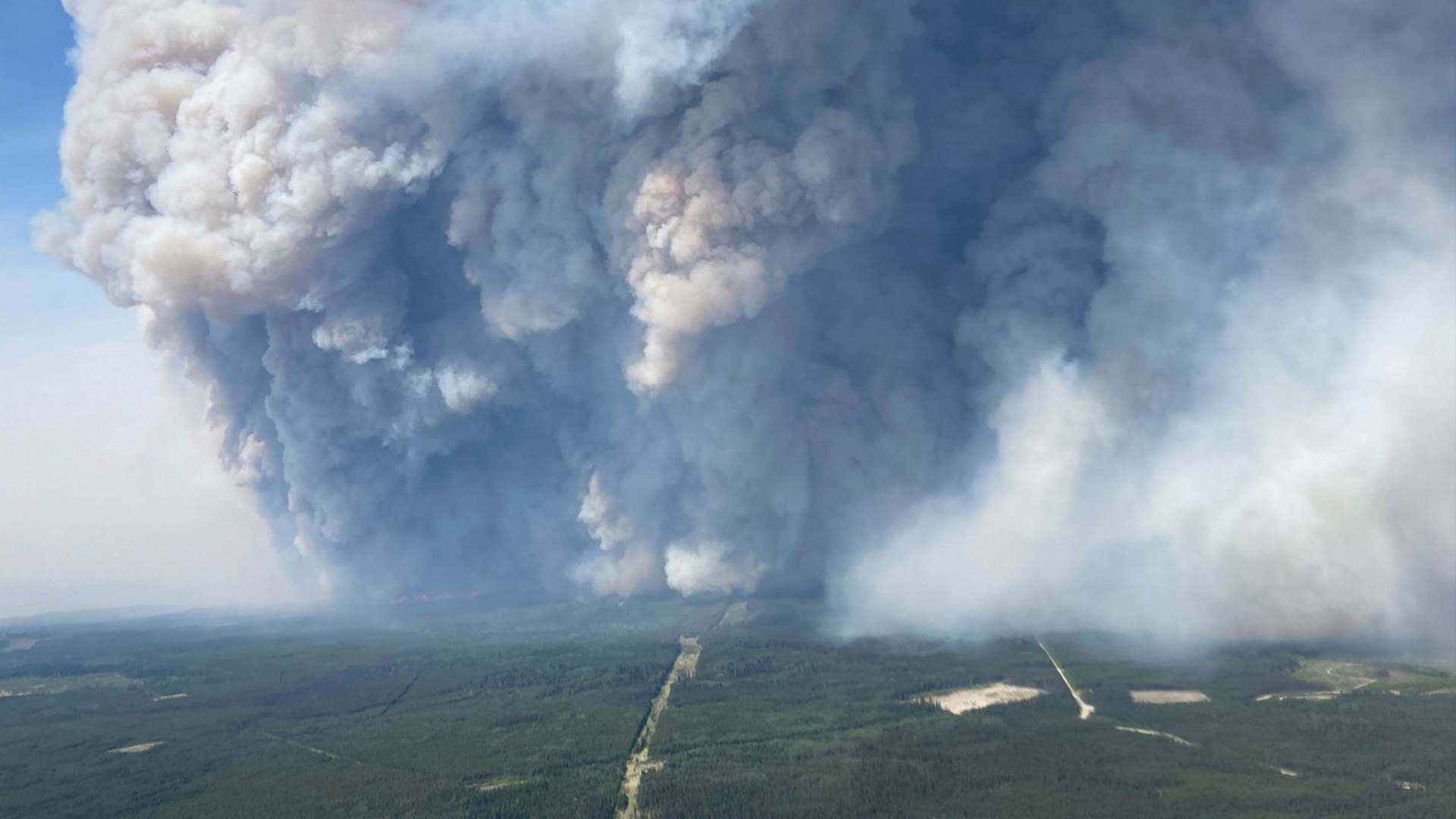 Le feu de forêt de Donnie Creek est illustré sur cette photo fournie par le BC Wildfire Service.