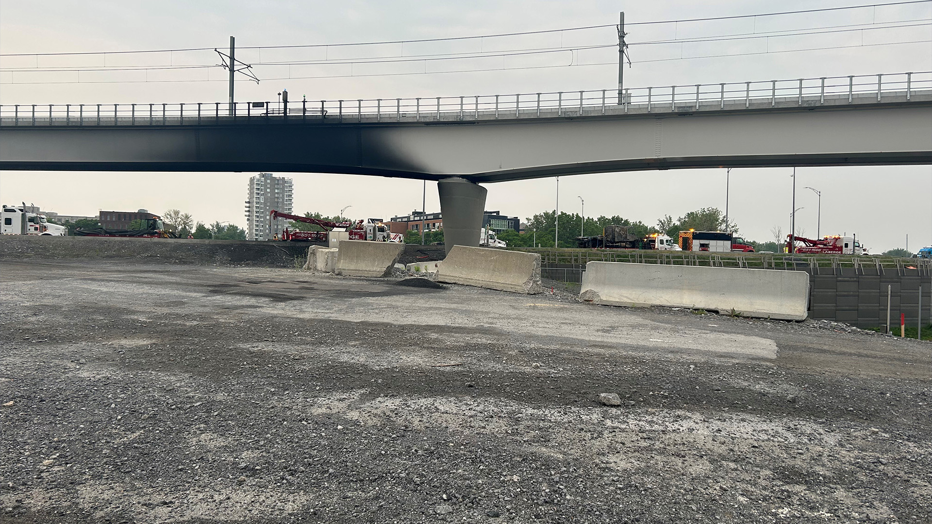 Un camion-remorque a pris feu vers 1h45 le 16 juin 2023 alors qu'il était sous le viaduc du REM sur l’autoroute 15 en direction nord.