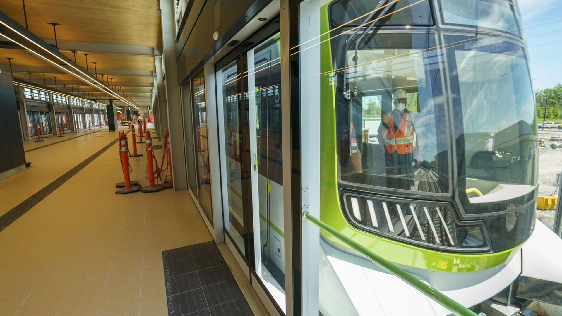 Un train entre en gare lors d'une tournée médiatique du Réseau express métropolitain (REM) à Brossard, au Québec. le jeudi 10 juin 2021. Le réseau de train léger automatisé comptera 26 stations et 67 km de voies dans le Grand Montréal.