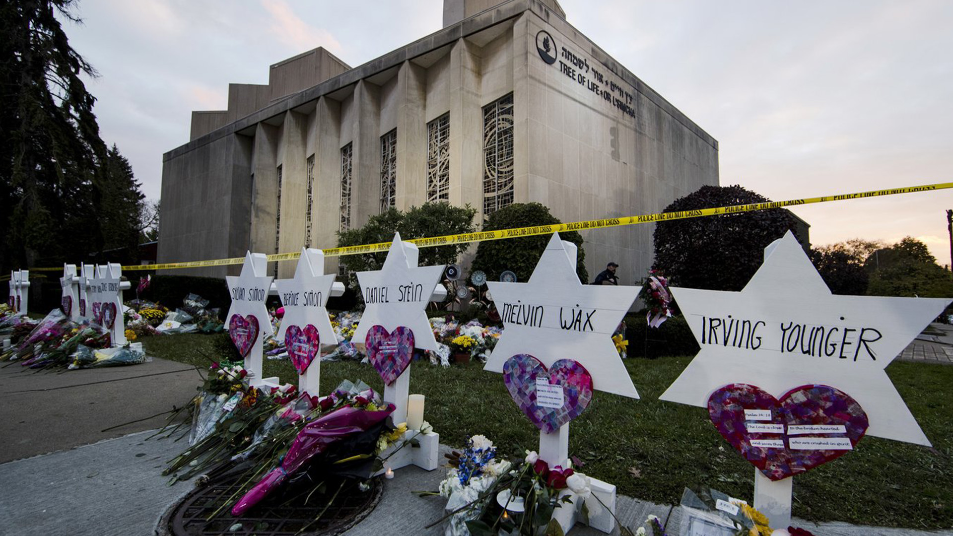 Un mémorial de fortune se dresse à l'extérieur de la synagogue Tree of Life à la suite d'une fusillade meurtrière à Pittsburgh, le 29 octobre 2018. Plus d'une semaine après la condamnation d'un homme armé dans l'attaque antisémite la plus meurtrière de l'histoire des États-Unis, les jurés commenceront à entendre les arguments devant le gouvernement fédéral. cour lundi 26 juin 2023, pour savoir s'il devrait recevoir la peine de mort pour avoir tué 11 fidèles à l'intérieur de la synagogue de Pittsburgh.