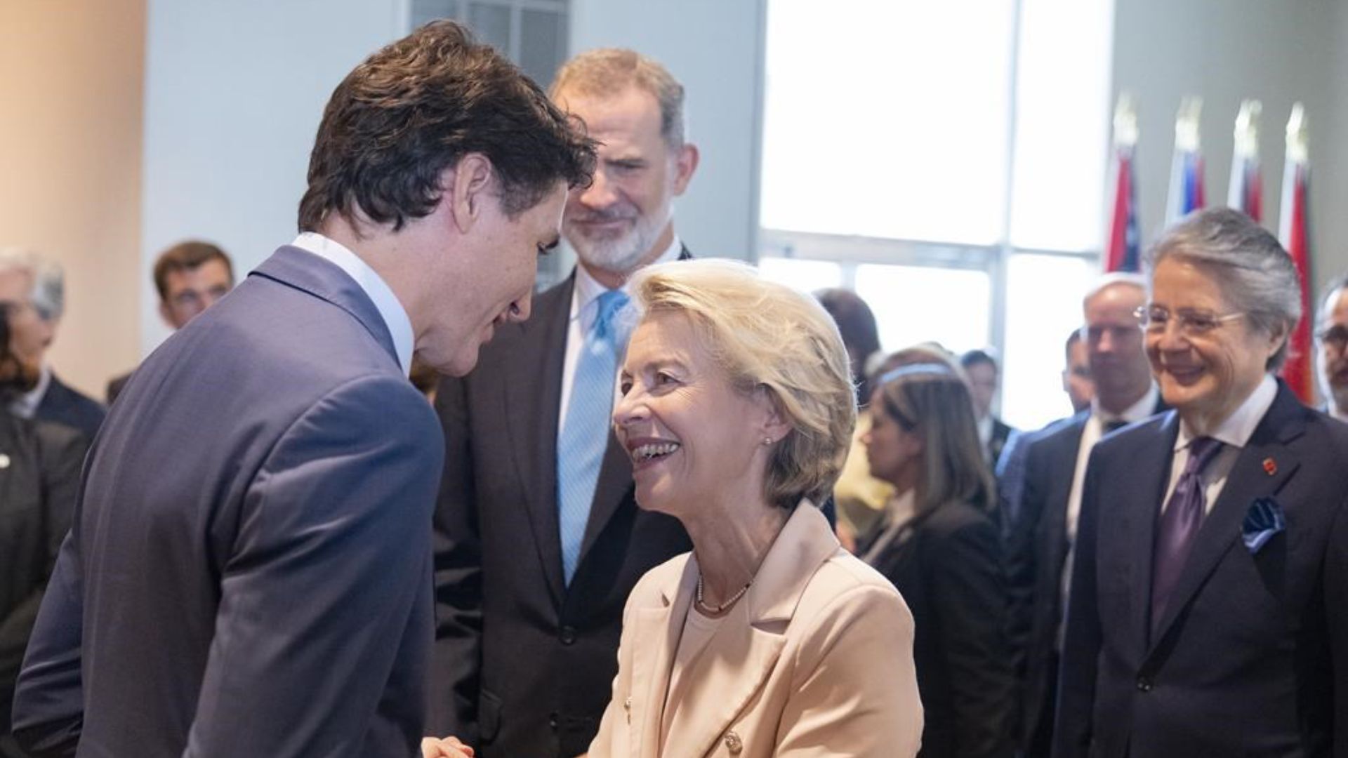 Justin Trudeau a fait l'éloge de la Commission européenne et de sa première femme présidente en remettant à Ursula von der Leyen l'équivalent judiciaire du prix Nobel de la paix.